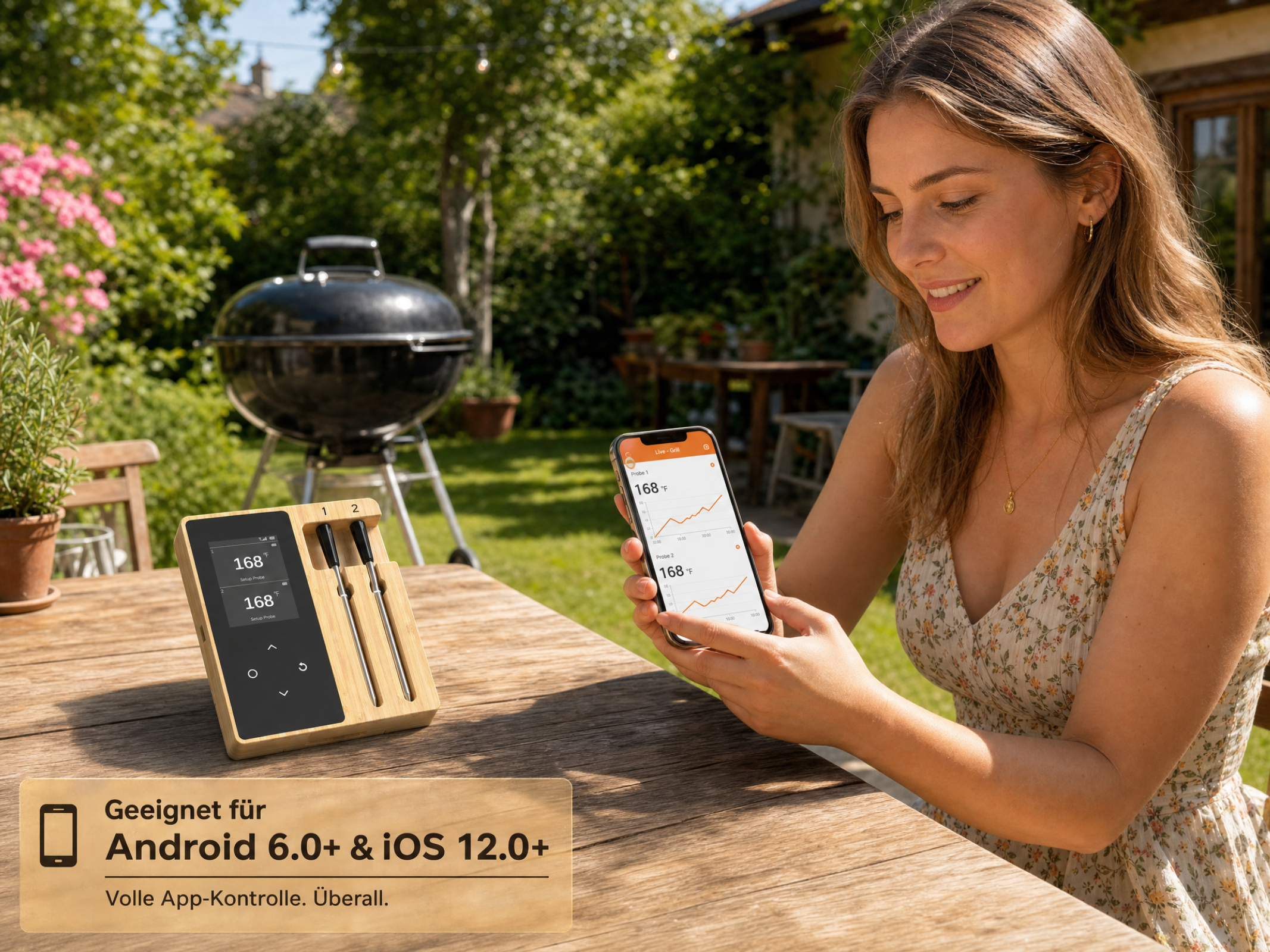 Frau im Garten mit Grillthermometer und Smartphone. Beide zeigen 168 Grad.