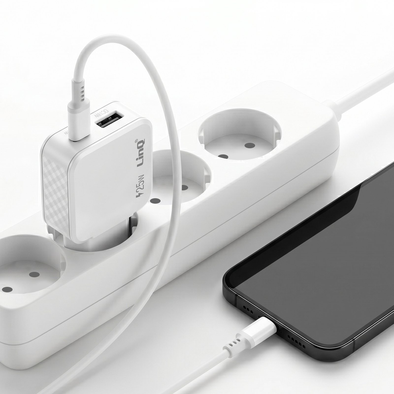 Un alimentatore bianco carica uno smartphone collegato a una ciabatta bianca.