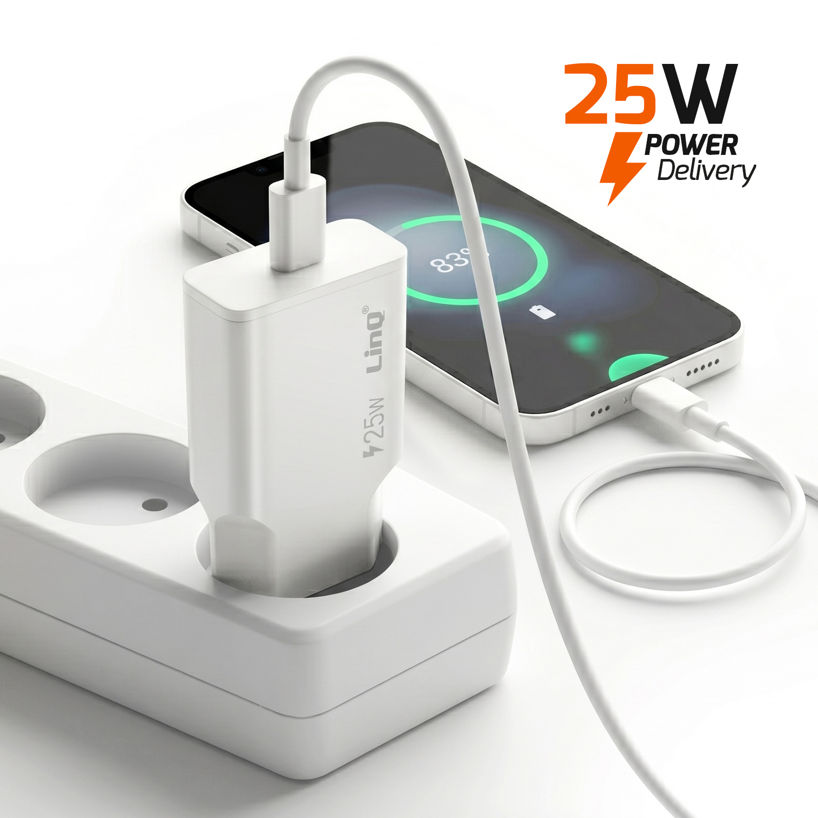 Un adattatore bianco carica uno smartphone con l'83% di batteria.