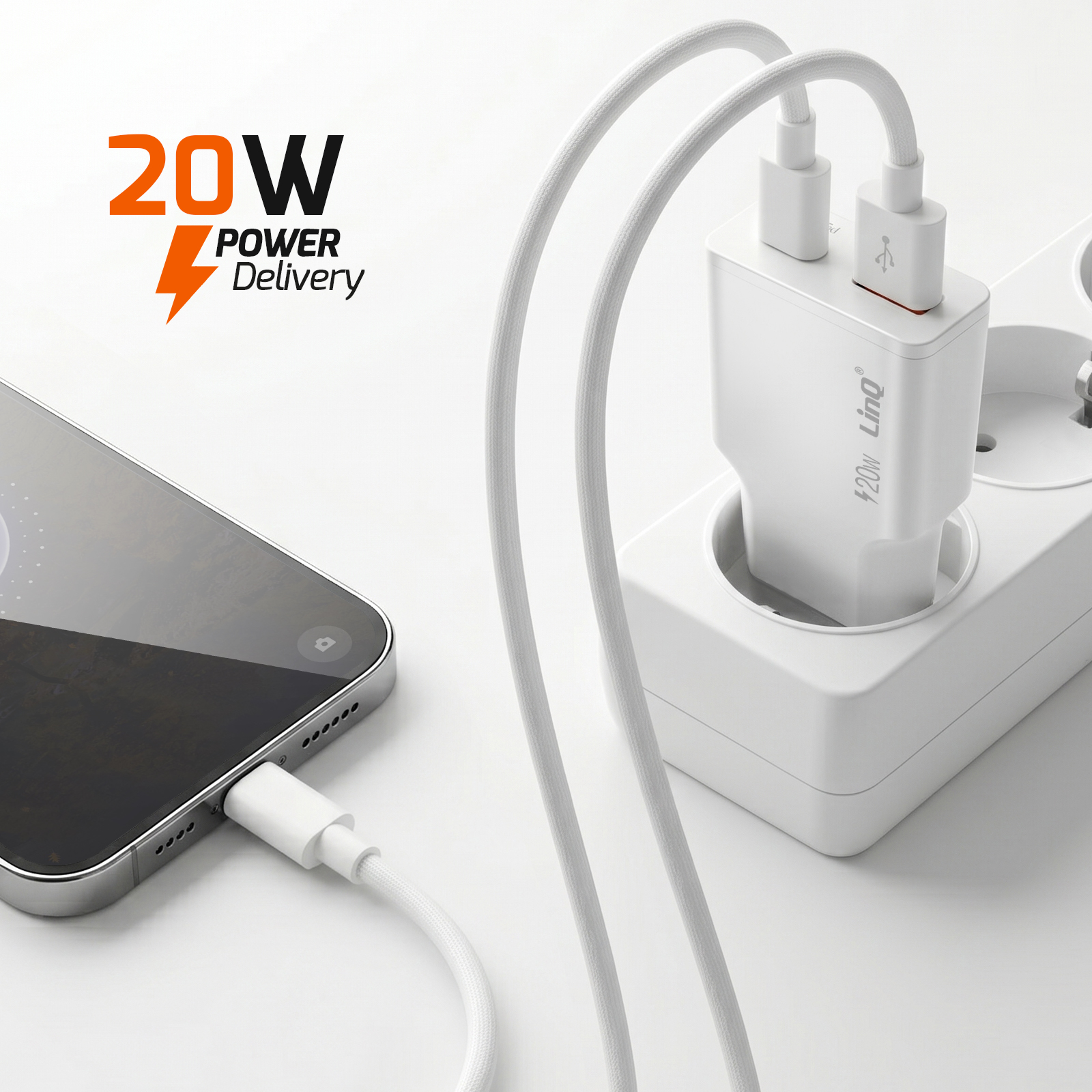 Un alimentatore bianco con due porte USB carica uno smartphone.