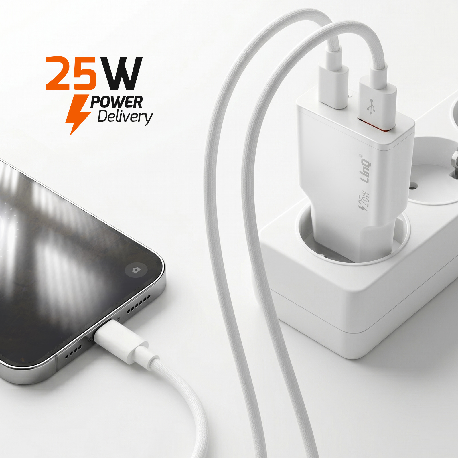 Un cargador blanco de 25W Power Delivery enchufado a un enchufe, cargando un smartphone.