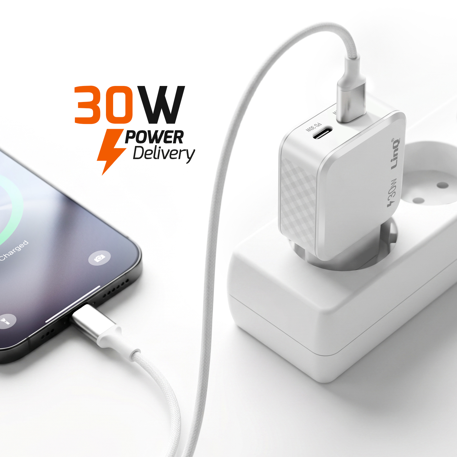 Un alimentatore bianco da 30W con porta USB-C carica uno smartphone.