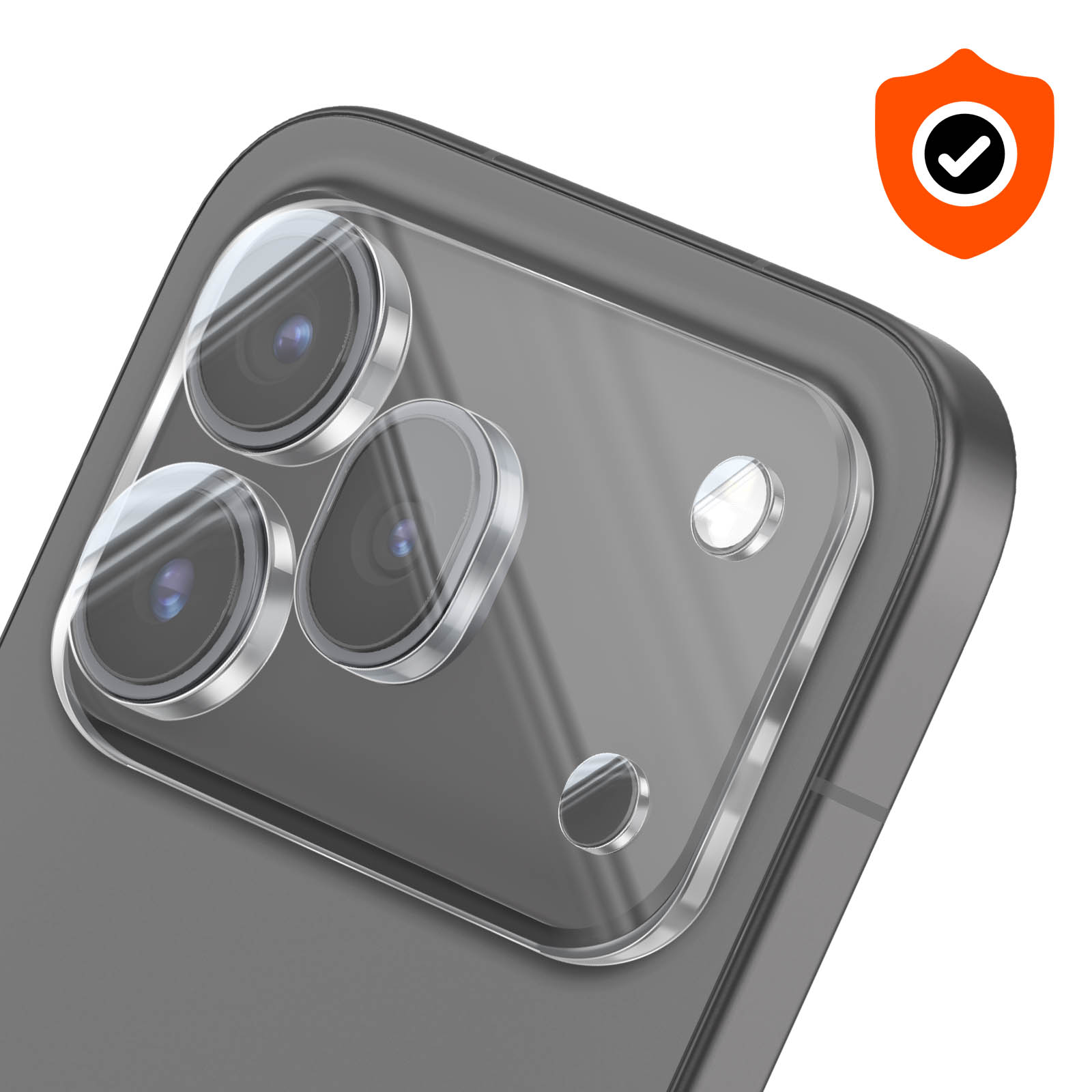 Una pellicola protettiva trasparente copre le tre lenti della fotocamera di uno smartphone scuro.