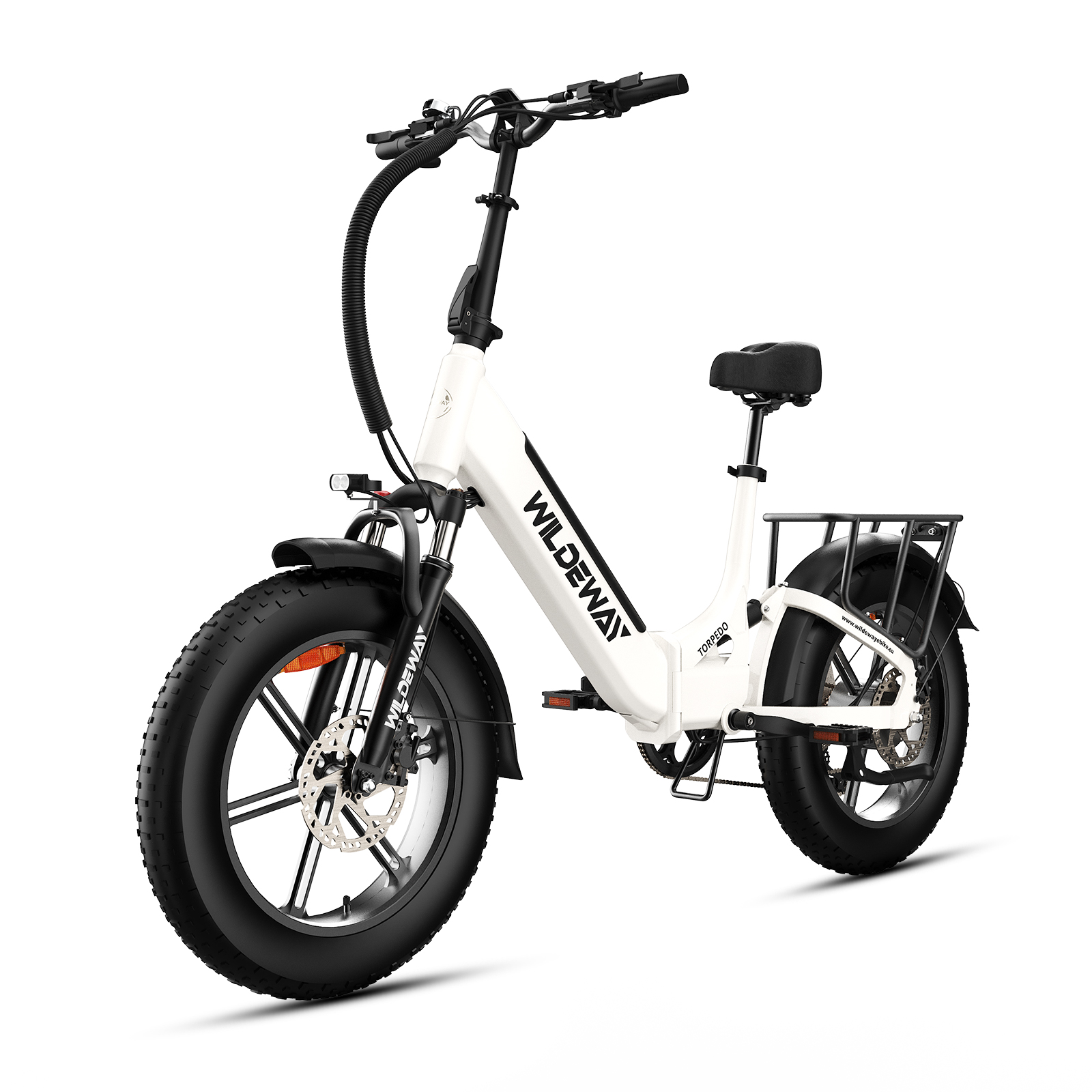 Biały rower elektryczny fatbike z bagażnikiem i hamulcami tarczowymi.