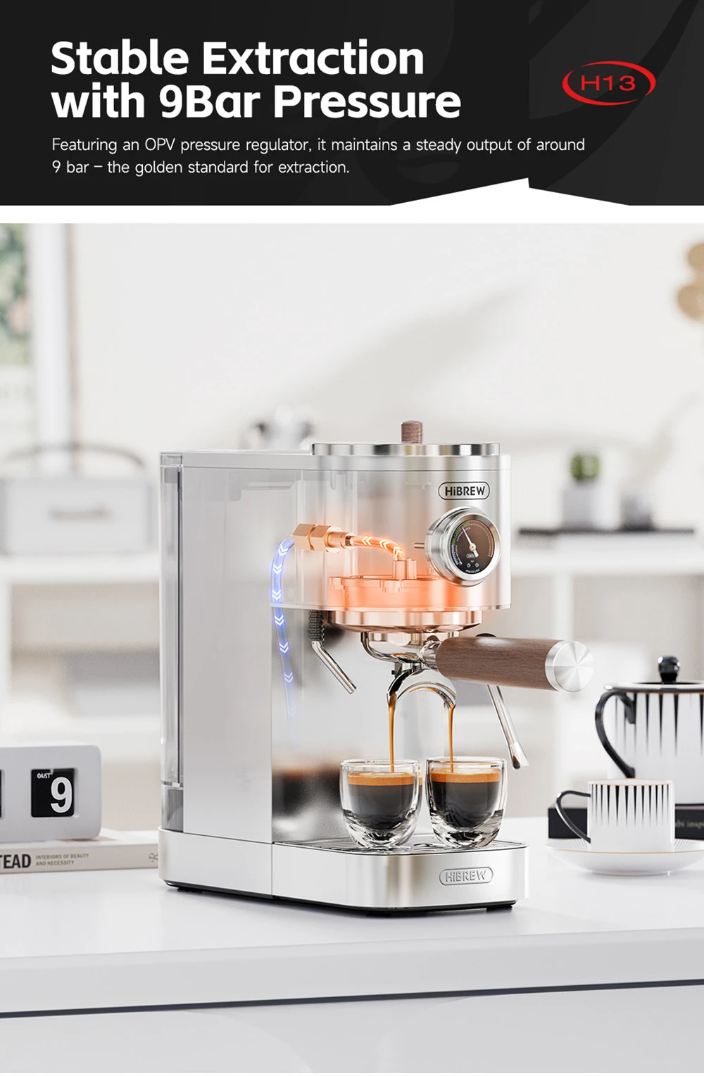 Una máquina de espresso plateada con detalles de madera prepara café en dos vasos pequeños.