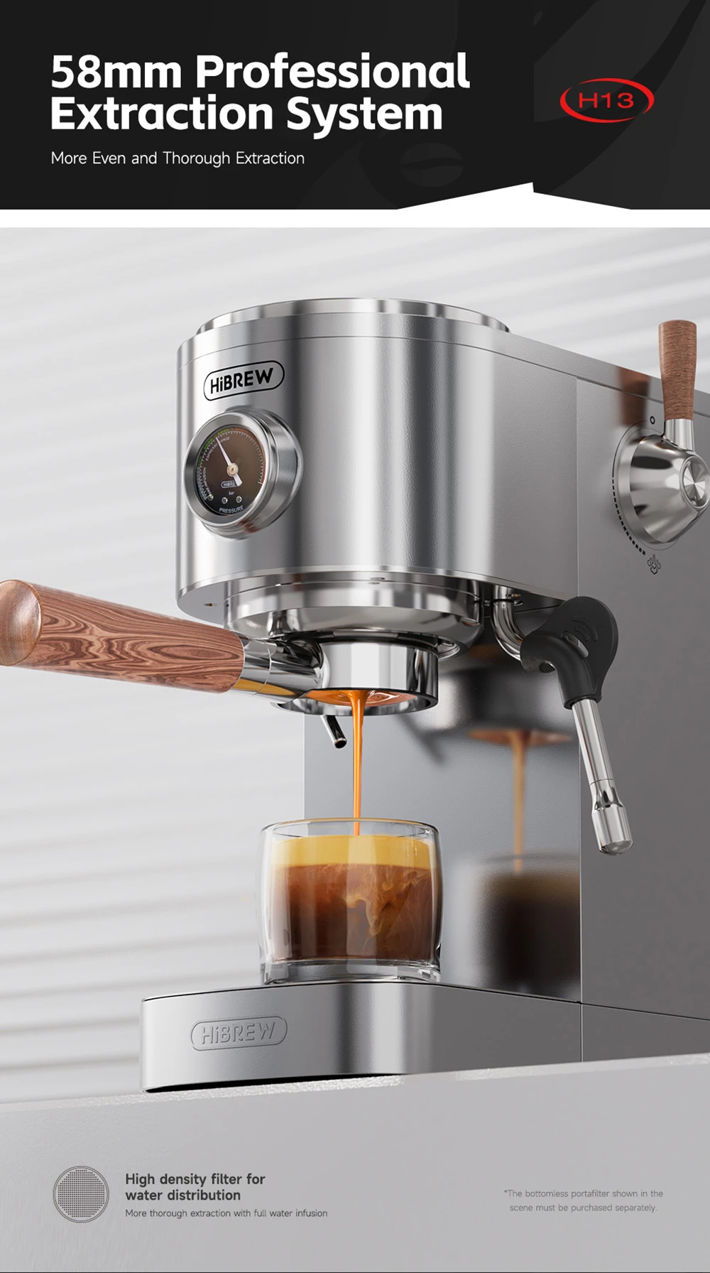 Una máquina de espresso extrae café en un vaso. Tiene mango de madera y manómetro.