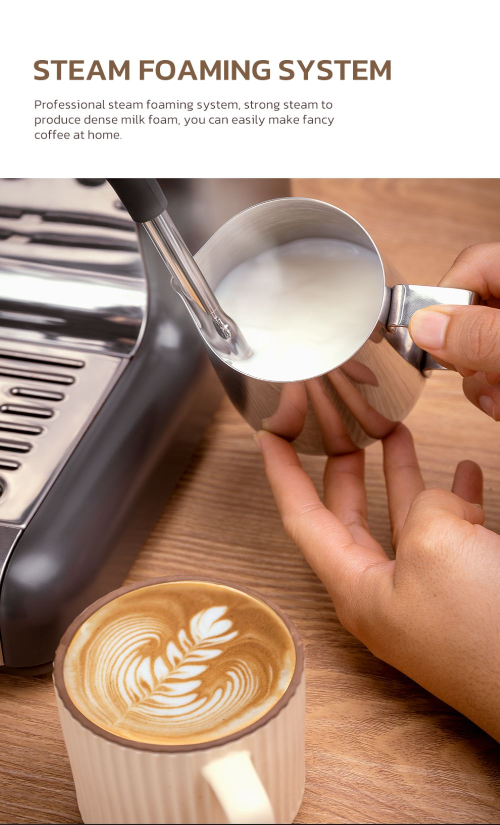 Una mano sostiene una jarra de leche con lanza de vapor, junto a una taza de café con latte art.