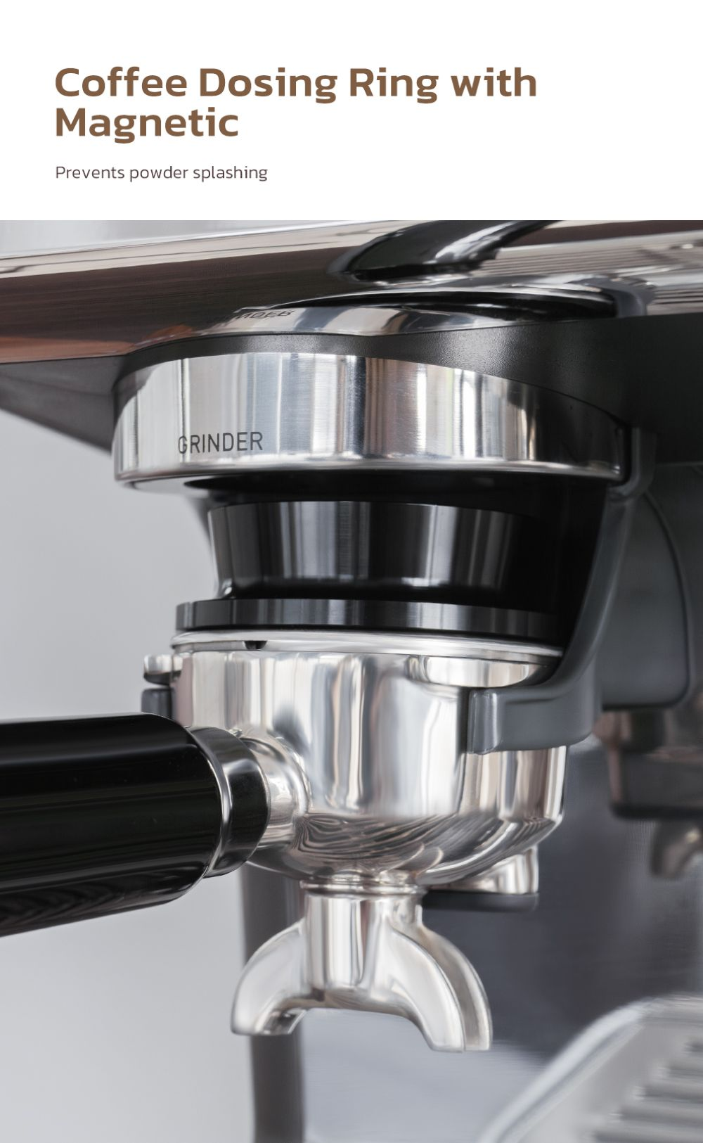 Primer plano de una cafetera con un anillo dosificador y portafiltro.