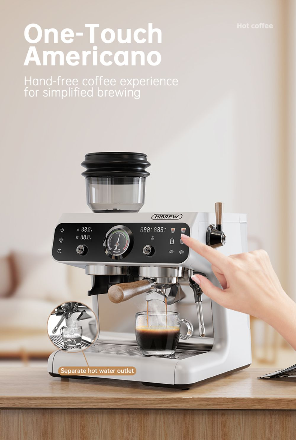 Una cafetera blanca prepara un espresso en una taza de cristal. Una mano presiona un botón.