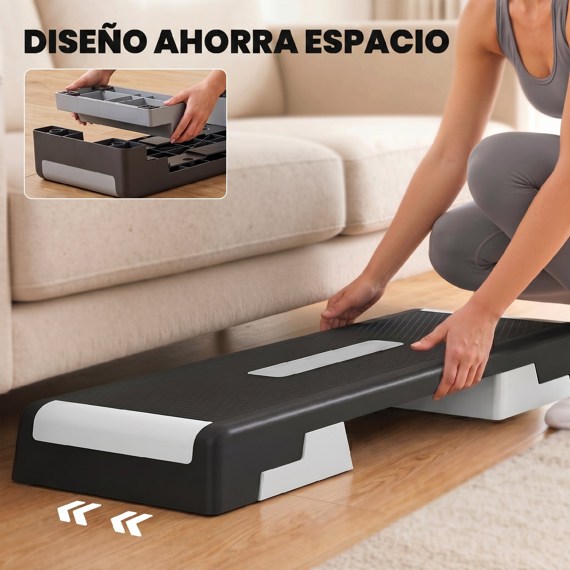Una mujer con ropa deportiva arma un step aeróbico negro y gris sobre piso de madera en casa.