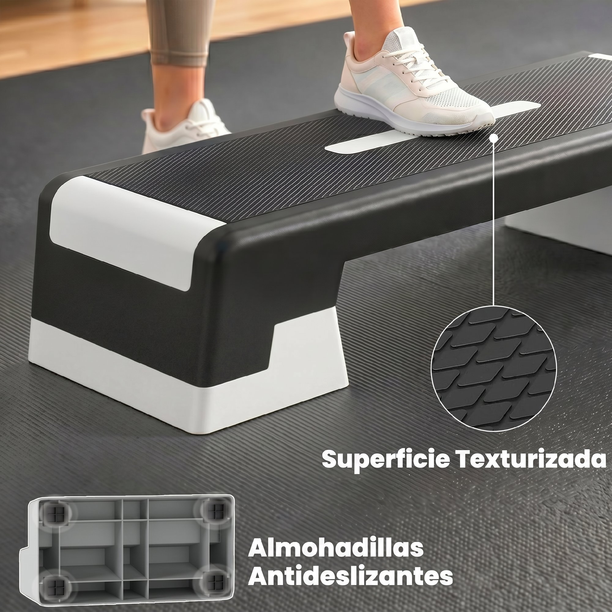 Una persona se para en una plataforma de ejercicios con superficie texturizada y pies antideslizantes.