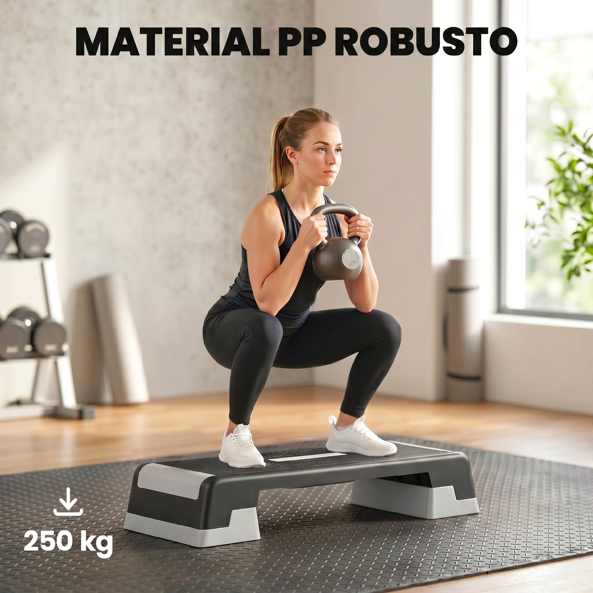 Mujer hace sentadillas con pesa rusa en step, capacidad 250 kg.