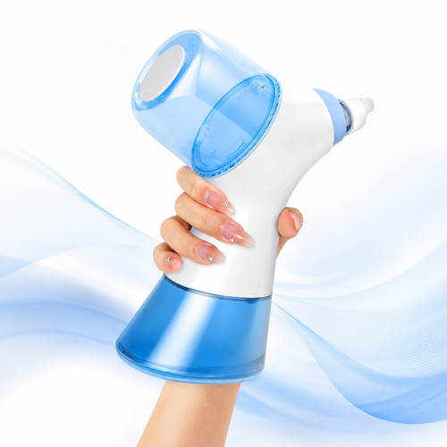 Una mano sostiene un aspirador nasal azul y blanco con depósito azul y mango blanco.