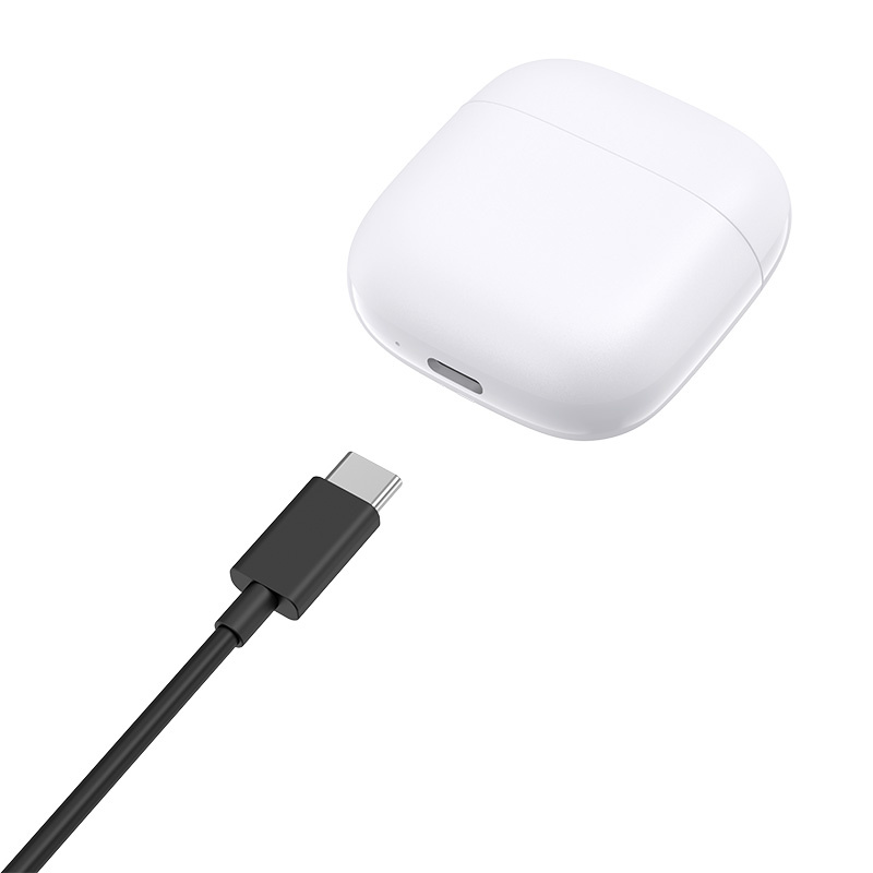 Białe etui ładujące do słuchawek i czarny kabel USB-C na białym tle.