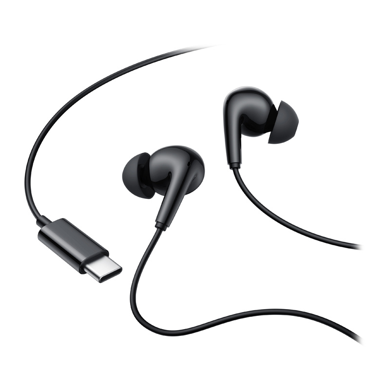 Czarne słuchawki douszne ze złączem USB-C na białym tle.