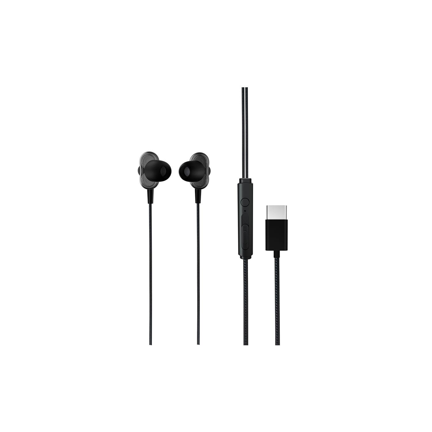 USB-C konnektörlü ve kumandalı siyah kulak içi kulaklıklar.