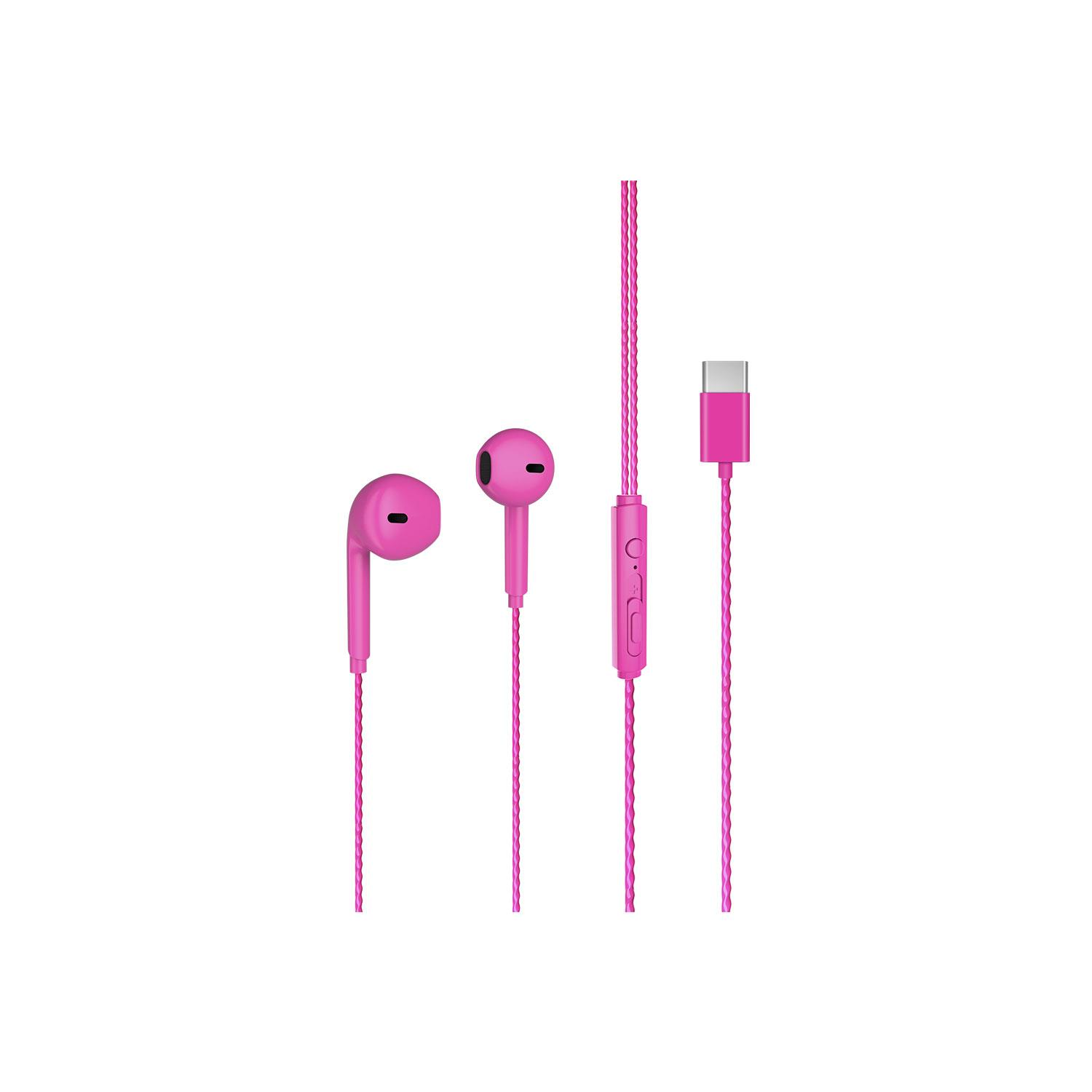USB-C konektörlü ve kumandalı pembe kulaklıklar beyaz arka planda.