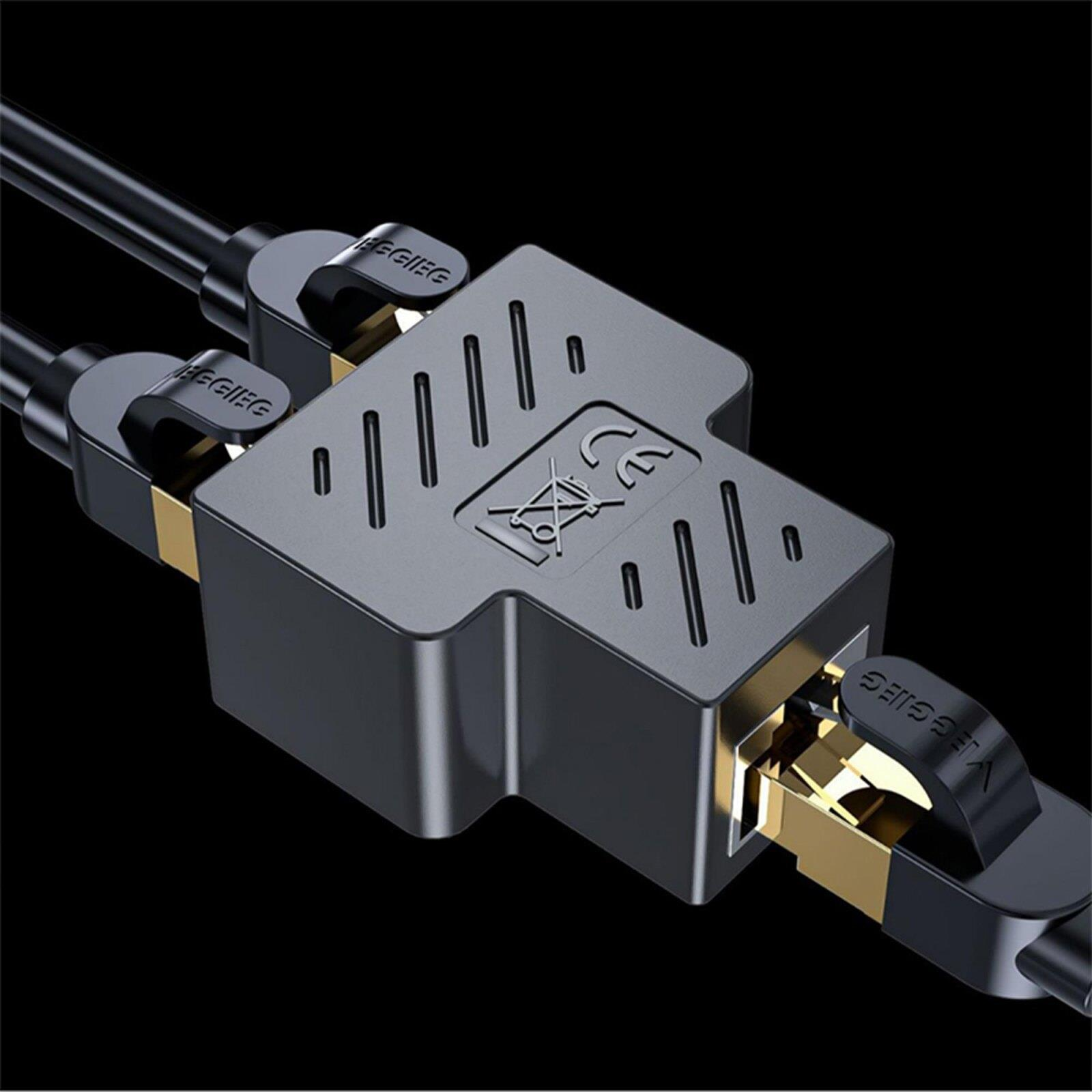 Altın konektörlü ve kablolu siyah HDMI ayırıcı, siyah üzerine izole edilmiş.