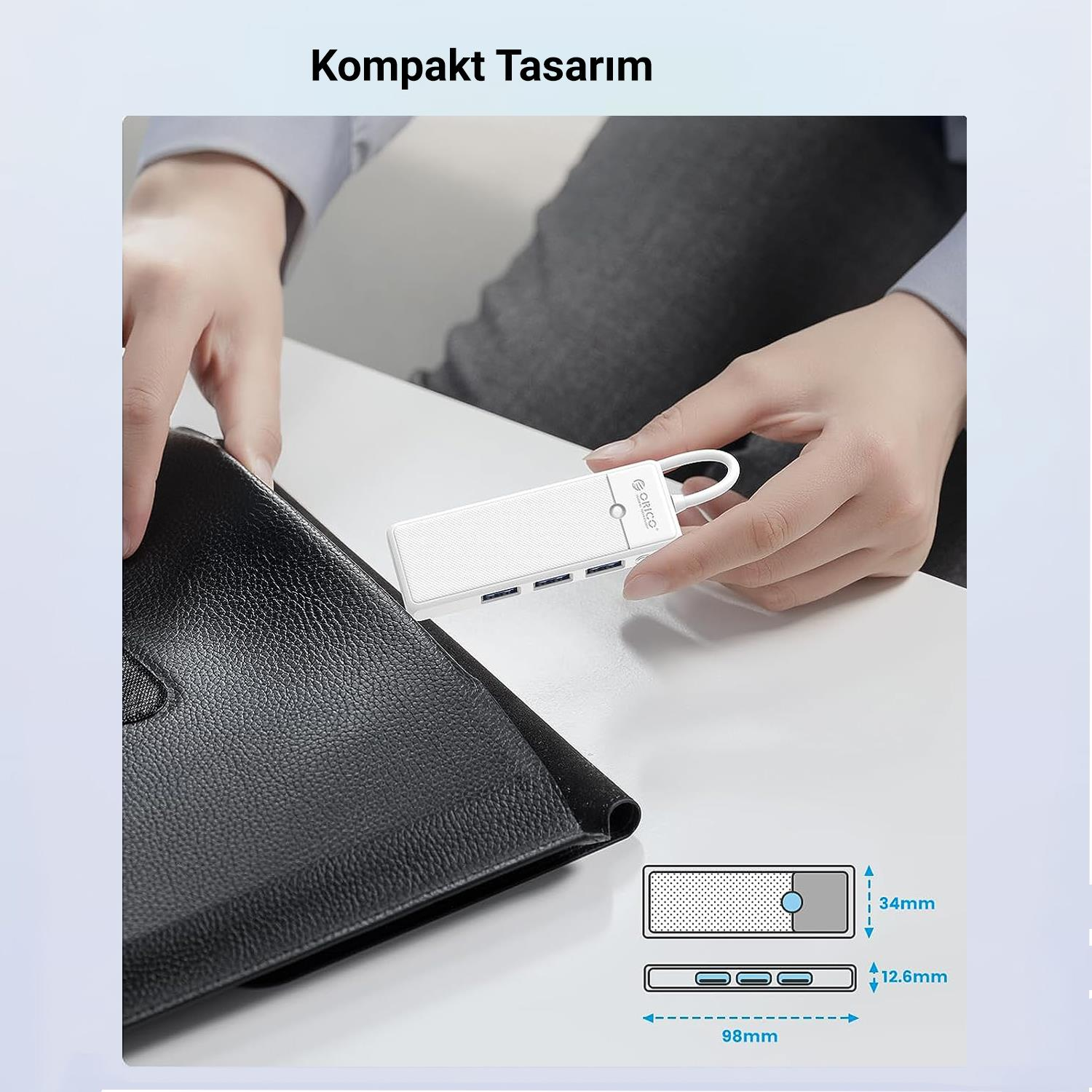 Üç portlu beyaz USB-C hub, siyah dosyanın yanında. Boyutlar dahil.
