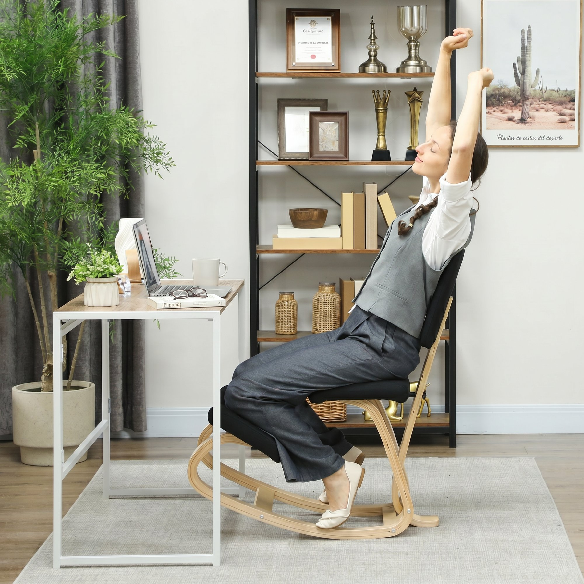 Mujer estirándose en silla de oficina con portátil, planta y estantería al fondo.