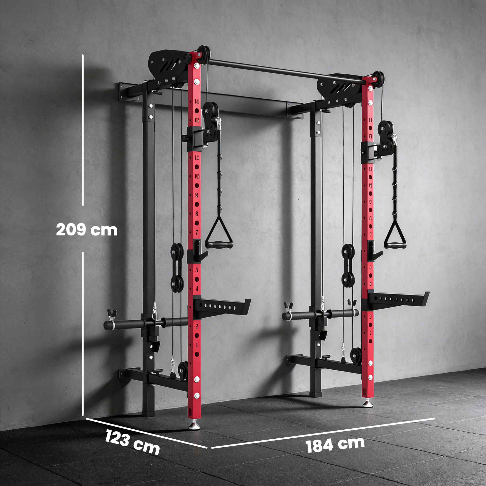 Estación de gimnasio montada en pared, negra y roja, con poleas de cable contra pared de hormigón.