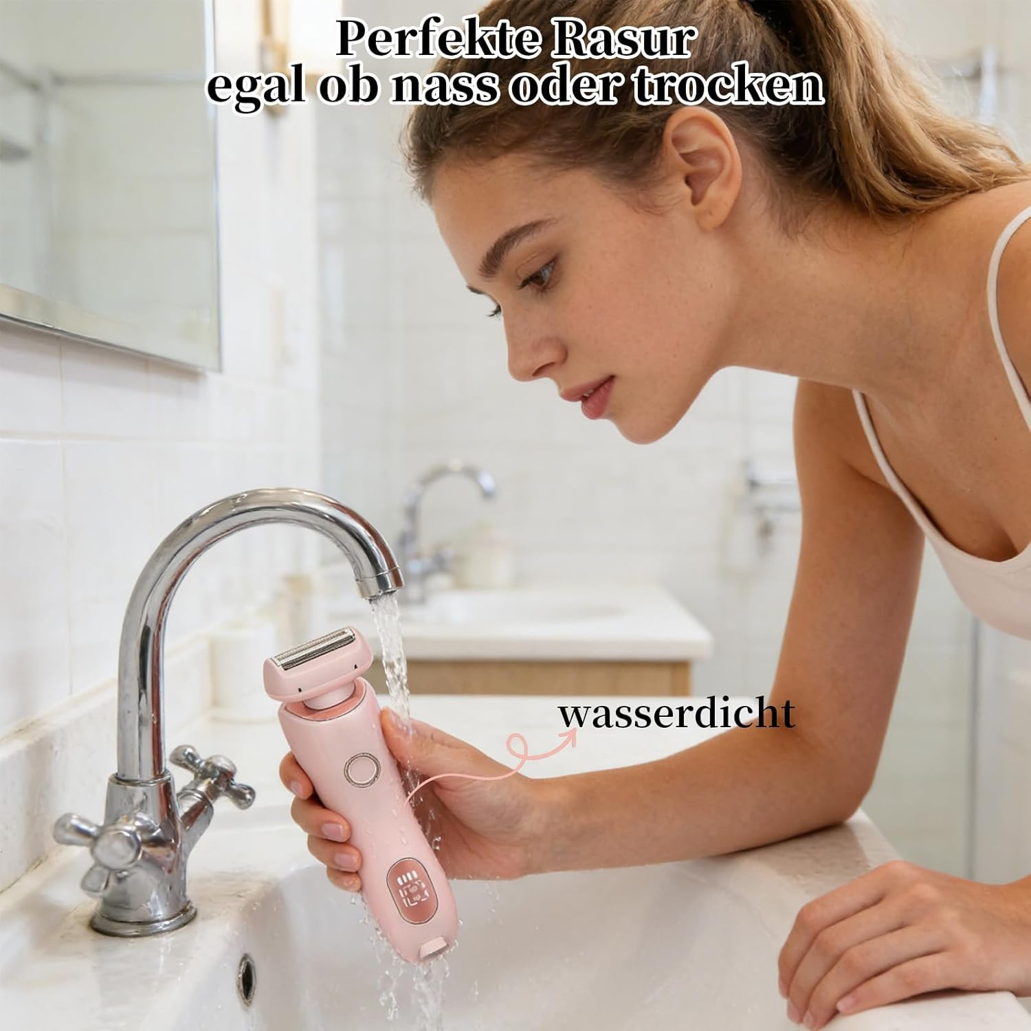 Eine Frau hält einen pinken Rasierer unter fließendem Wasser in einem Waschbecken.