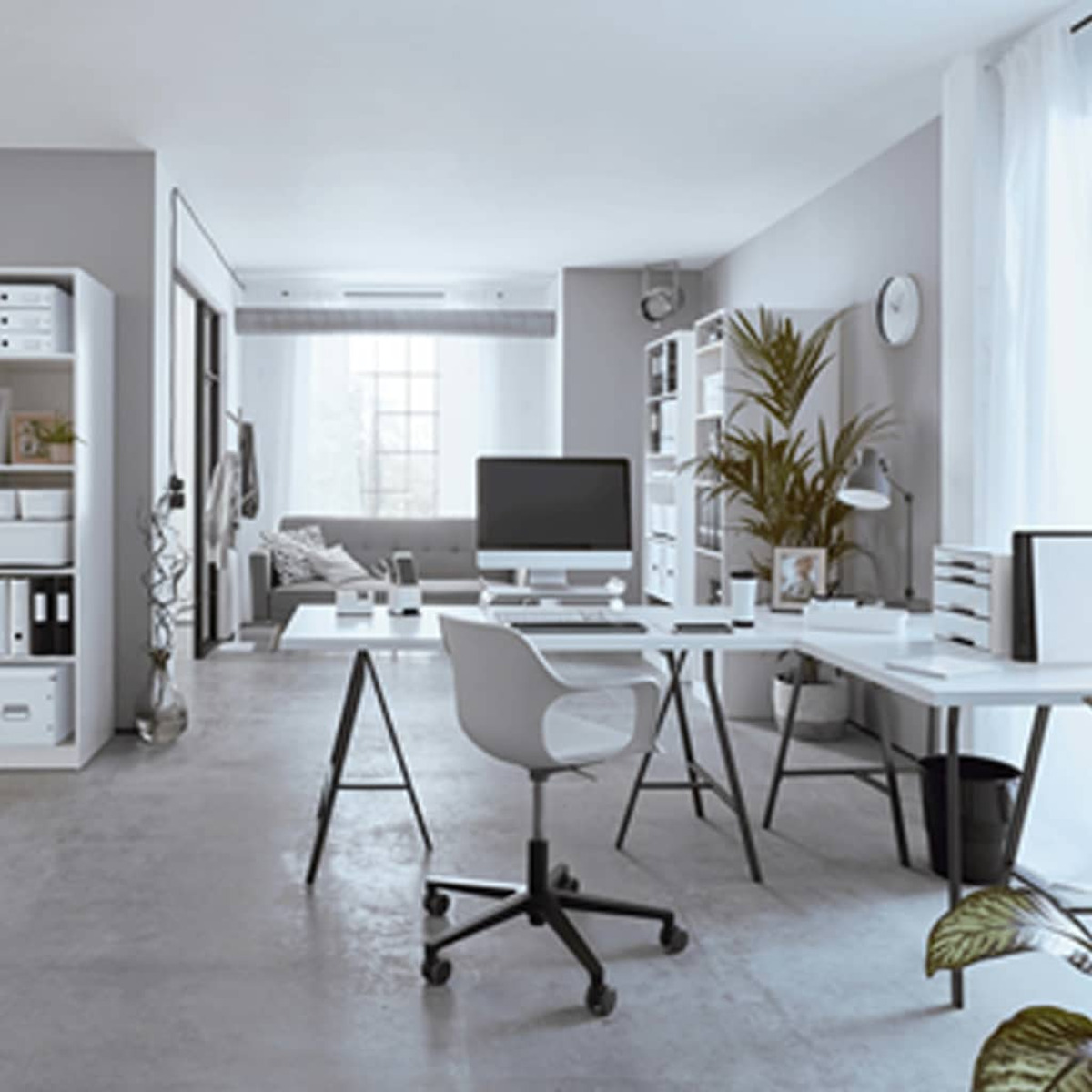 Moderno ufficio domestico con computer, scrivania, sedia, divano, scaffali e piante.