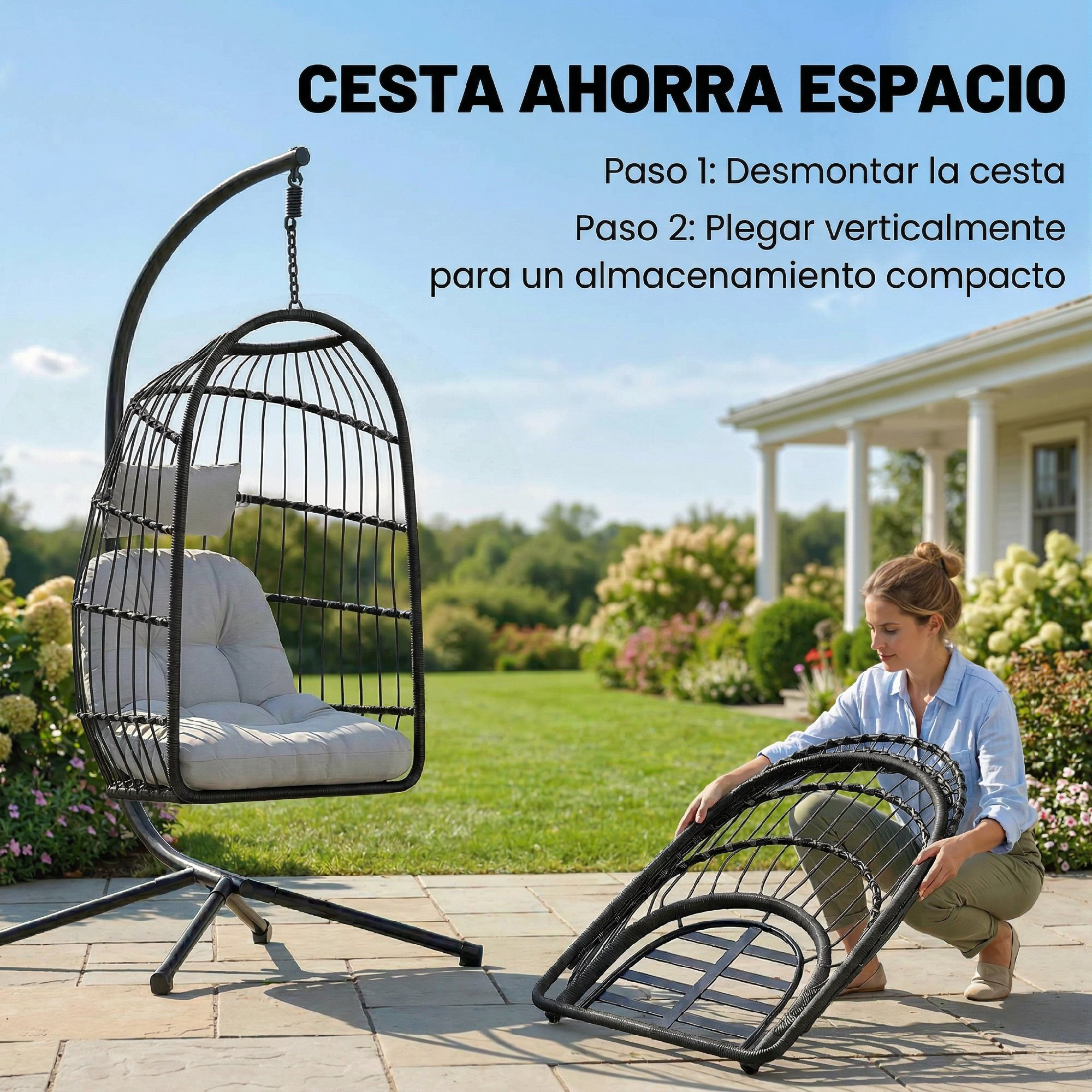 Mujer doblando una silla colgante negra para guardarla ahorrando espacio.