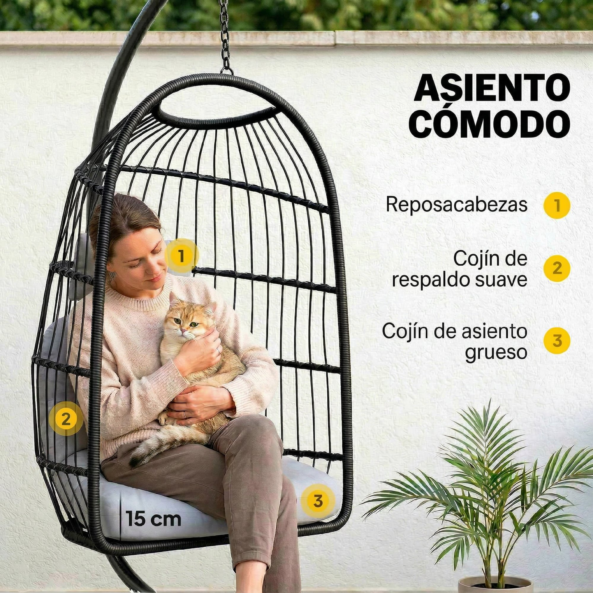 Mujer con gato sentada en sillón colgante negro con cojines. Etiquetado.