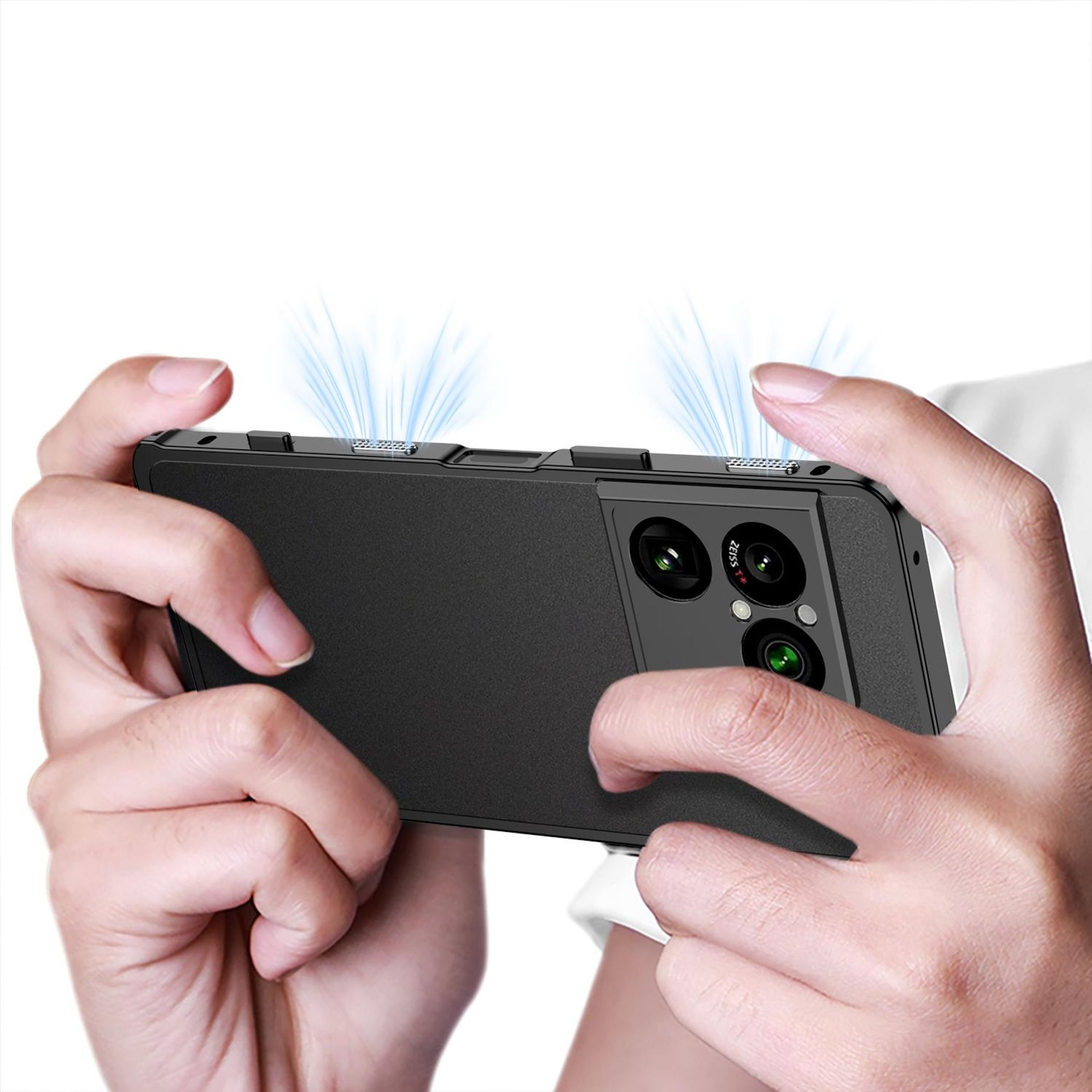 Hände halten ein schwarzes Smartphone im Querformat. Blaue Lichtstrahlen.