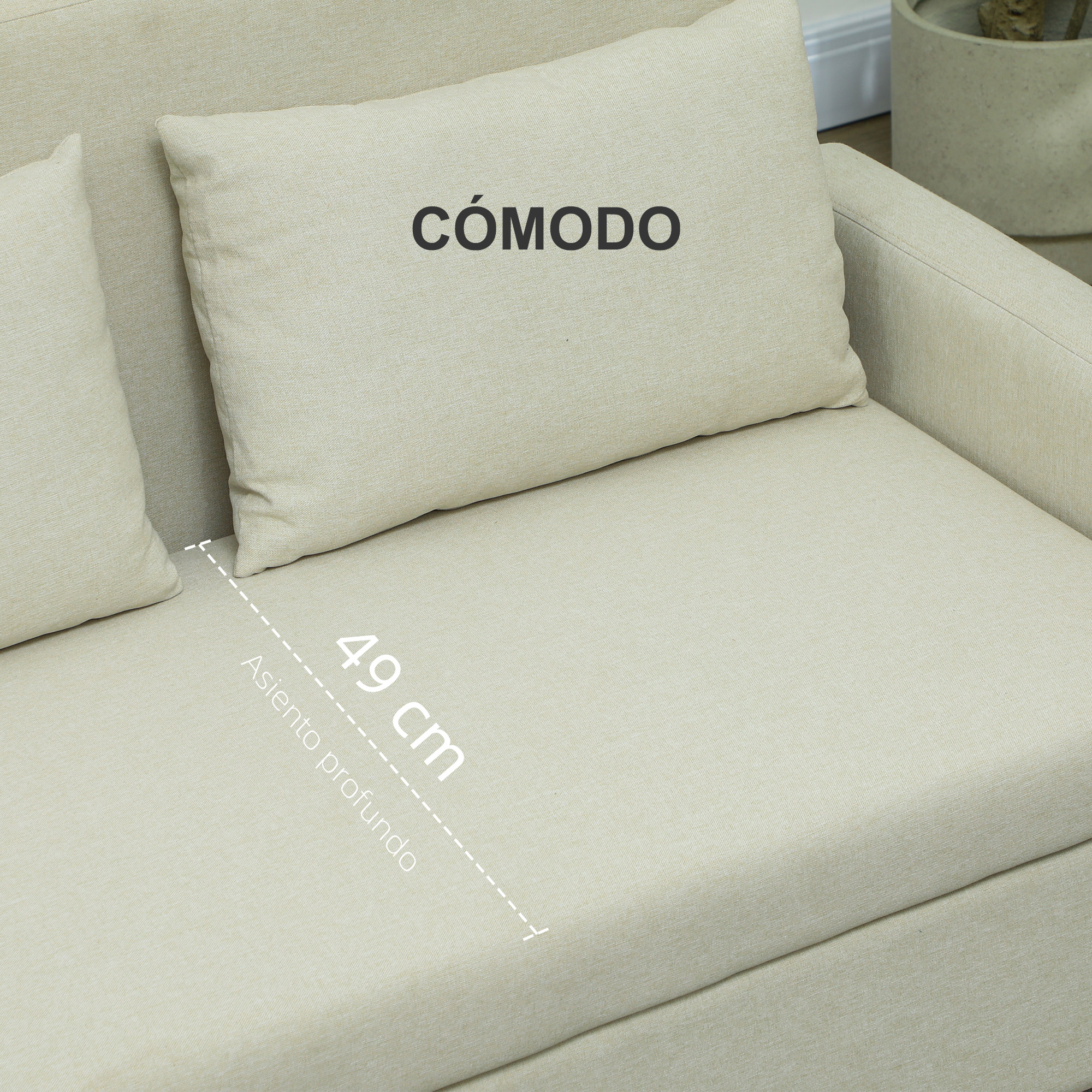 Un sofá beige claro con el texto "CÓMODO" en un cojín.