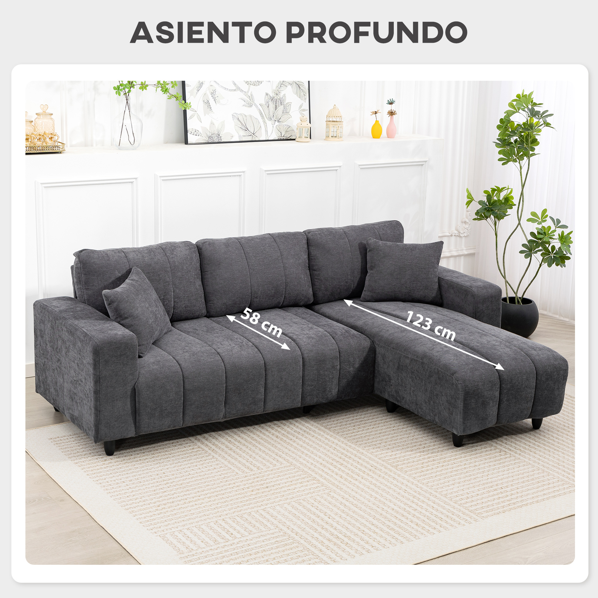 Un sofá seccional oscuro y capitonado con chaise longue sobre una alfombra.