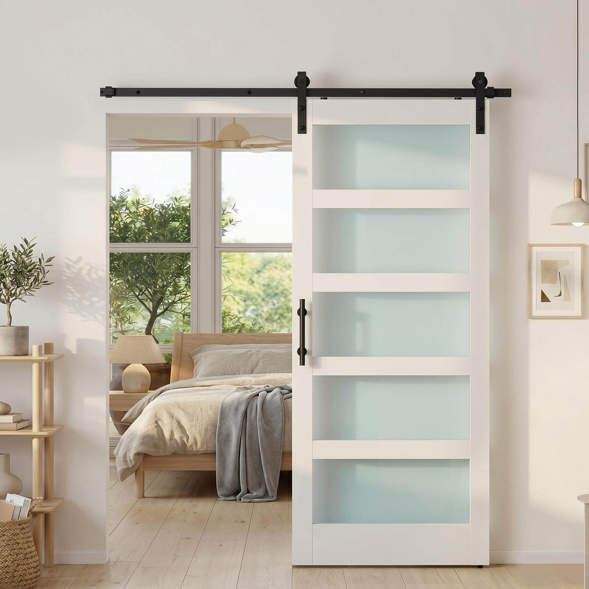Una puerta corredera blanca con paneles de vidrio esmerilado junto a una cama.