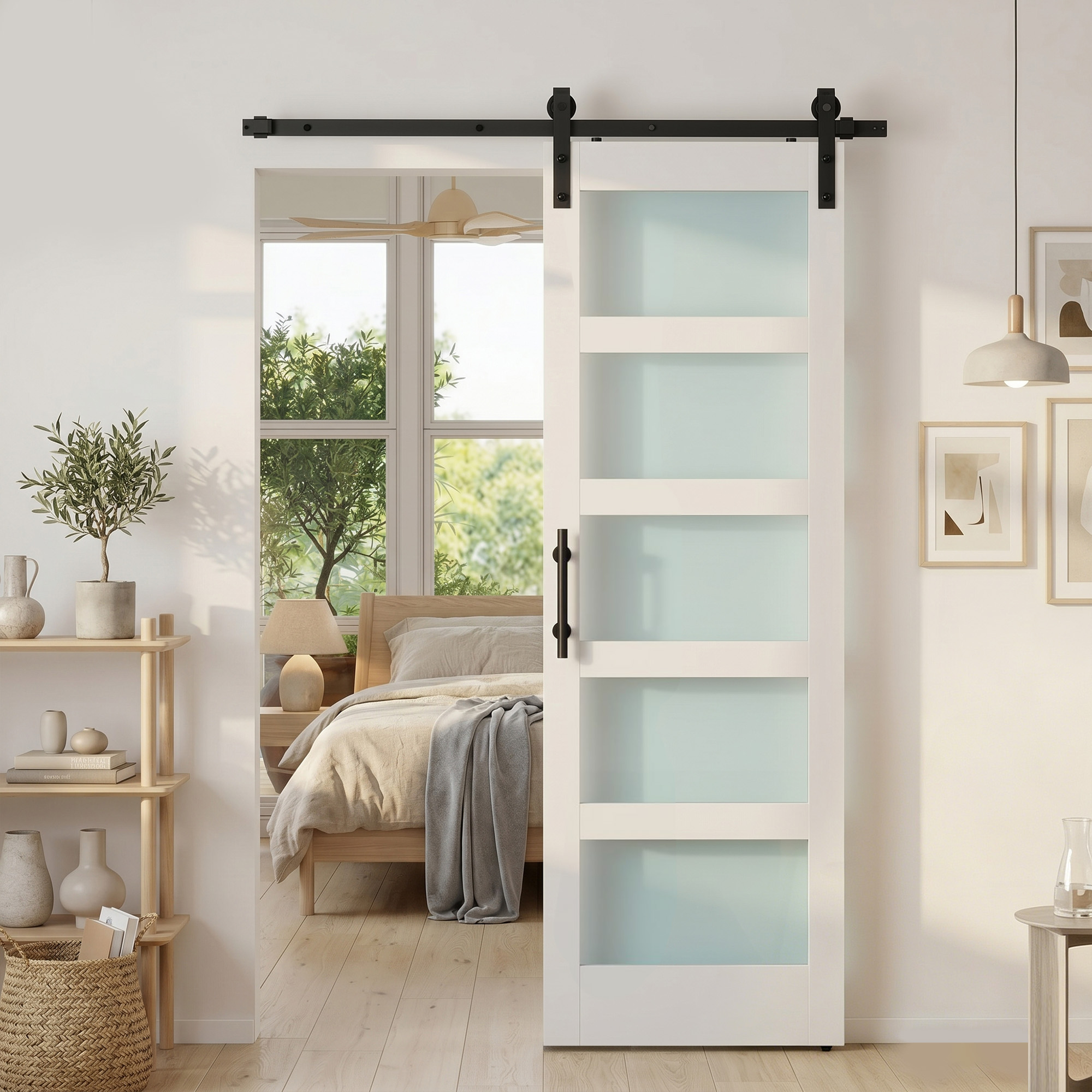 Un dormitorio con puerta corredera de paneles de vidrio esmerilado, revelando una cama.