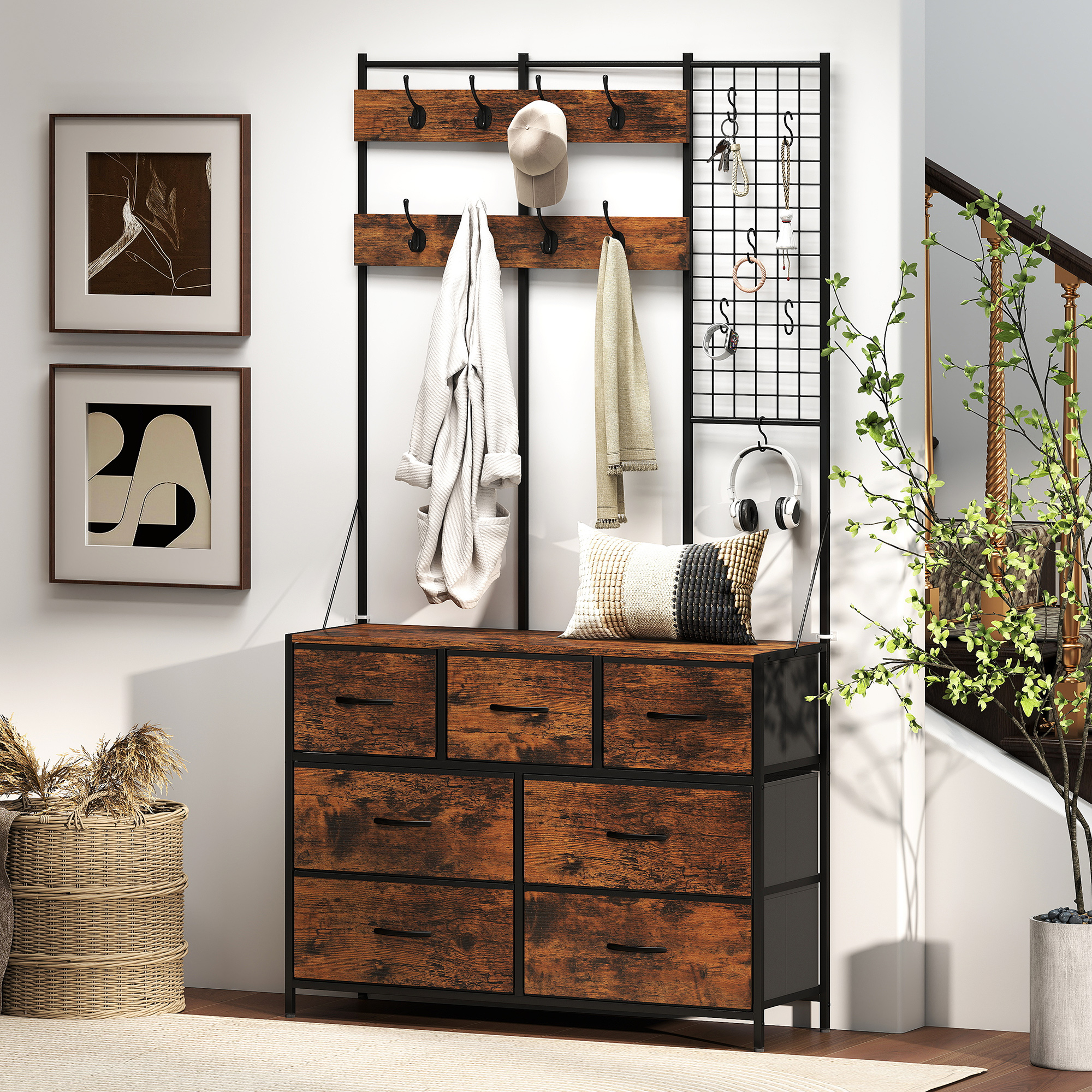 Cómoda de madera con ganchos, decoración y lámpara de noche.