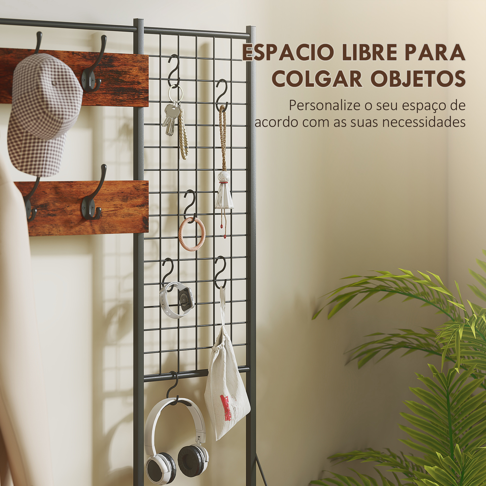 Un perchero con ganchos que sostienen una gorra, llaves, joyas y auriculares.