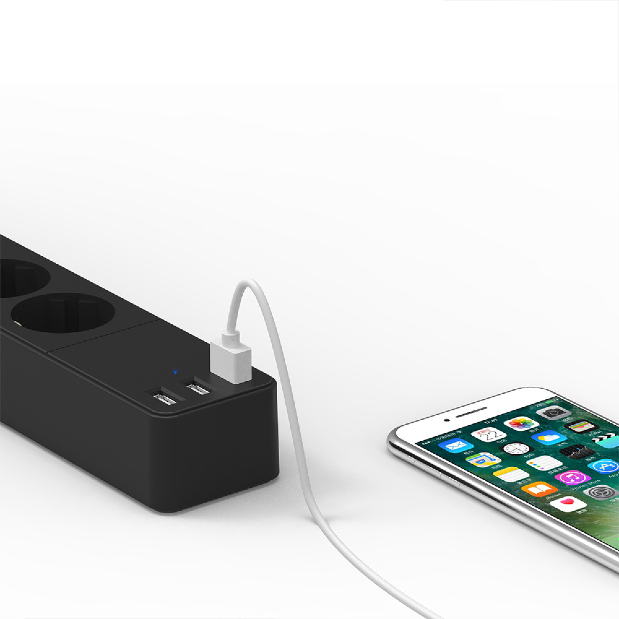 Schwarzer Mehrfachsteckdosenleiste mit USB-Anschlüssen lädt ein Smartphone.