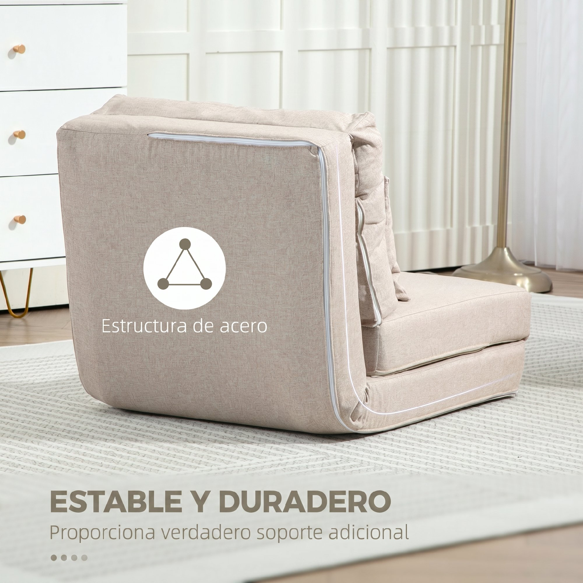 Una silla plegable beige con cojines descansa sobre una alfombra cerca de una cómoda.