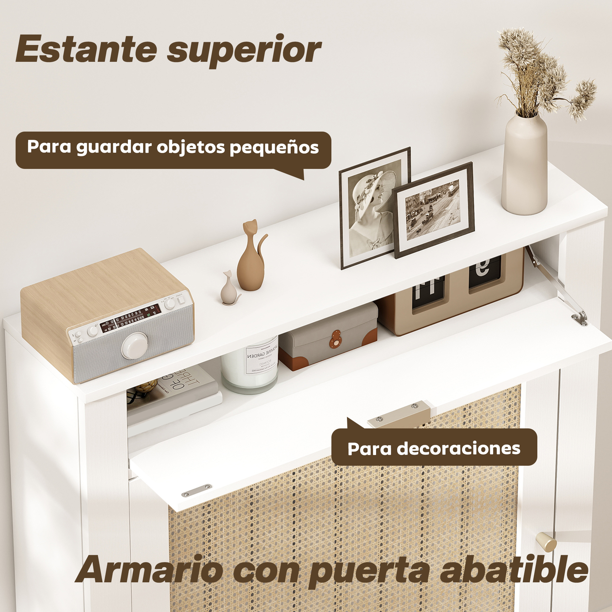 Un estante blanco con objetos decorativos como una radio, fotos y un jarrón.