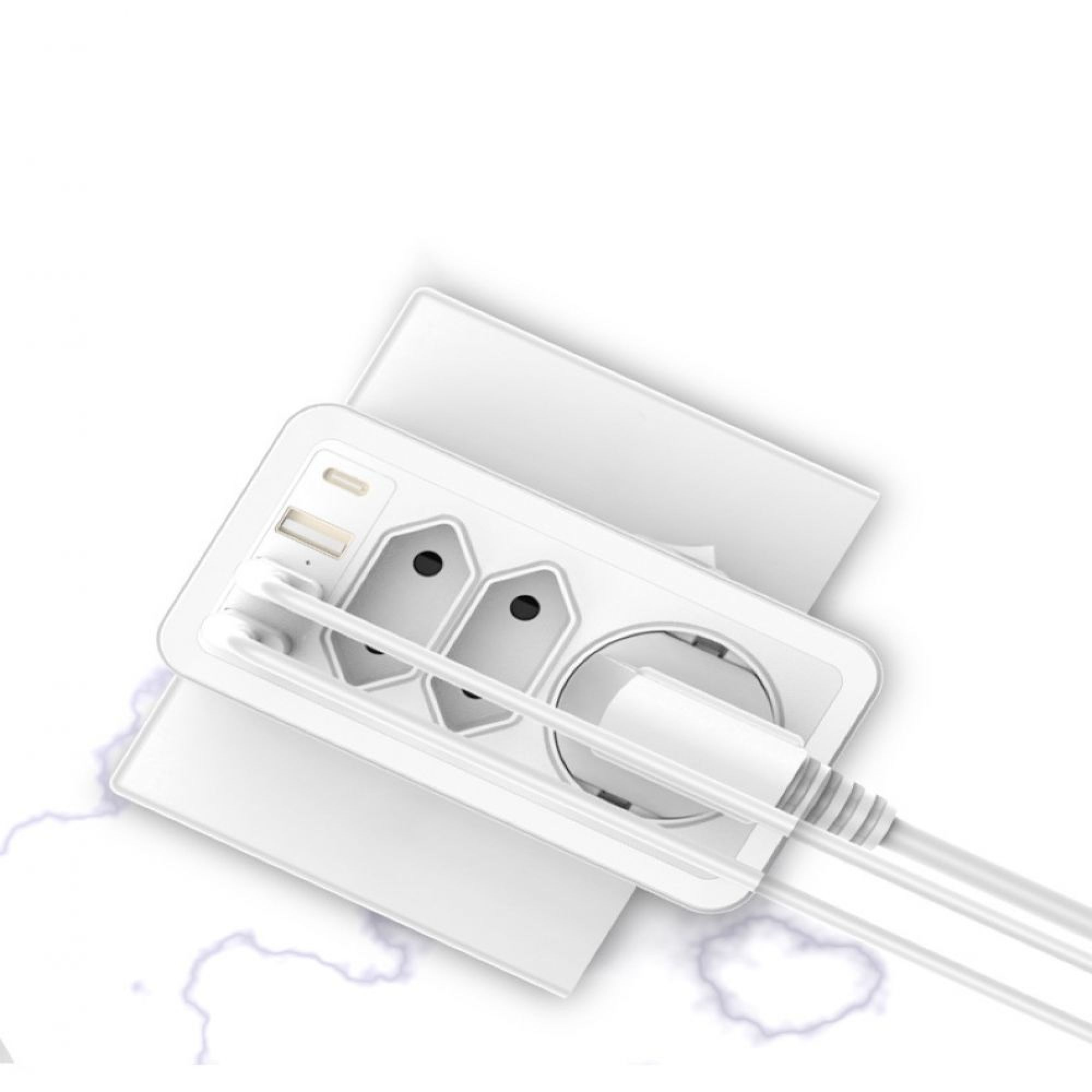 Ein weißer Mehrfachstecker mit zwei USB-Anschlüssen und drei Steckdosen.