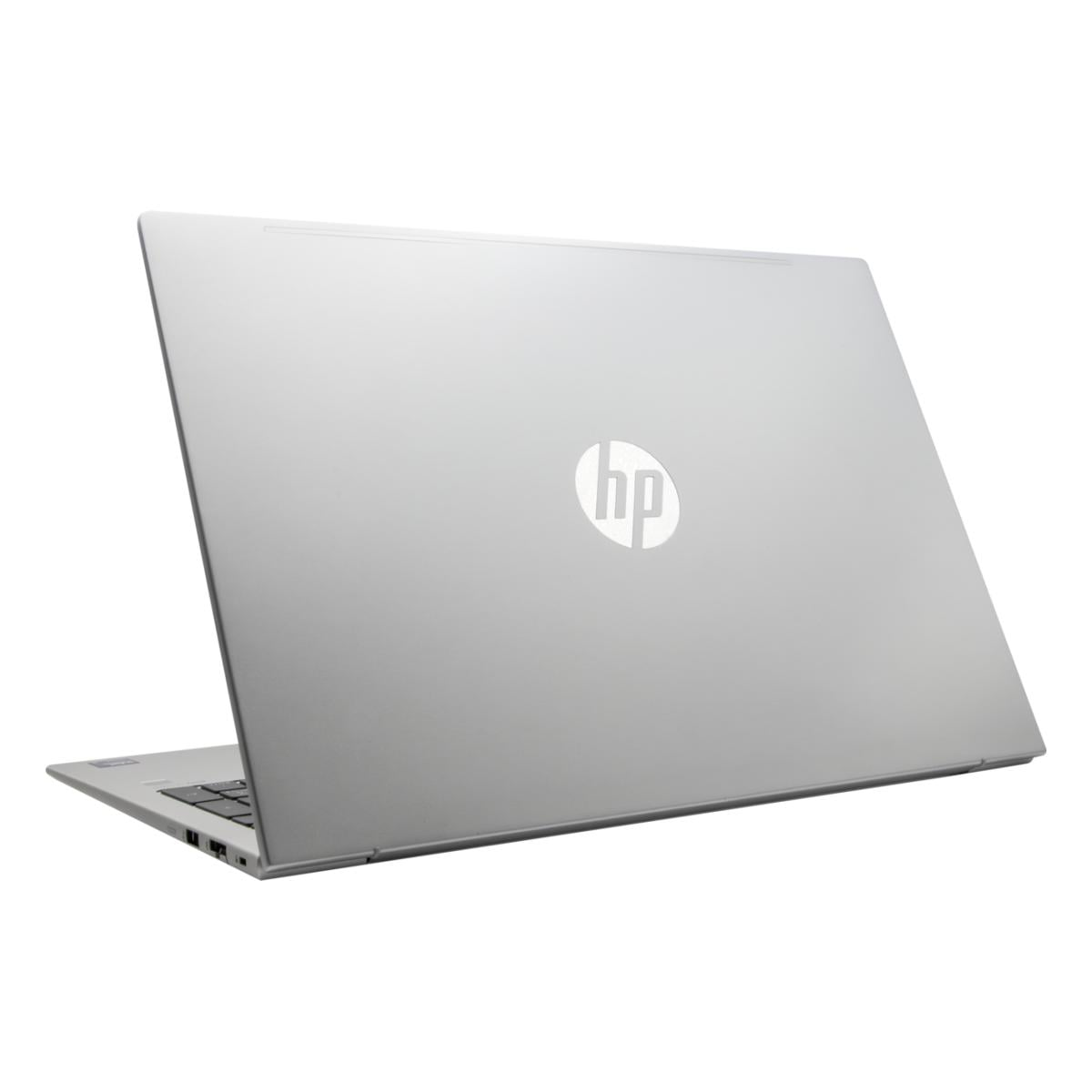 Ein geschlossener silberner HP Laptop auf weißem Hintergrund.