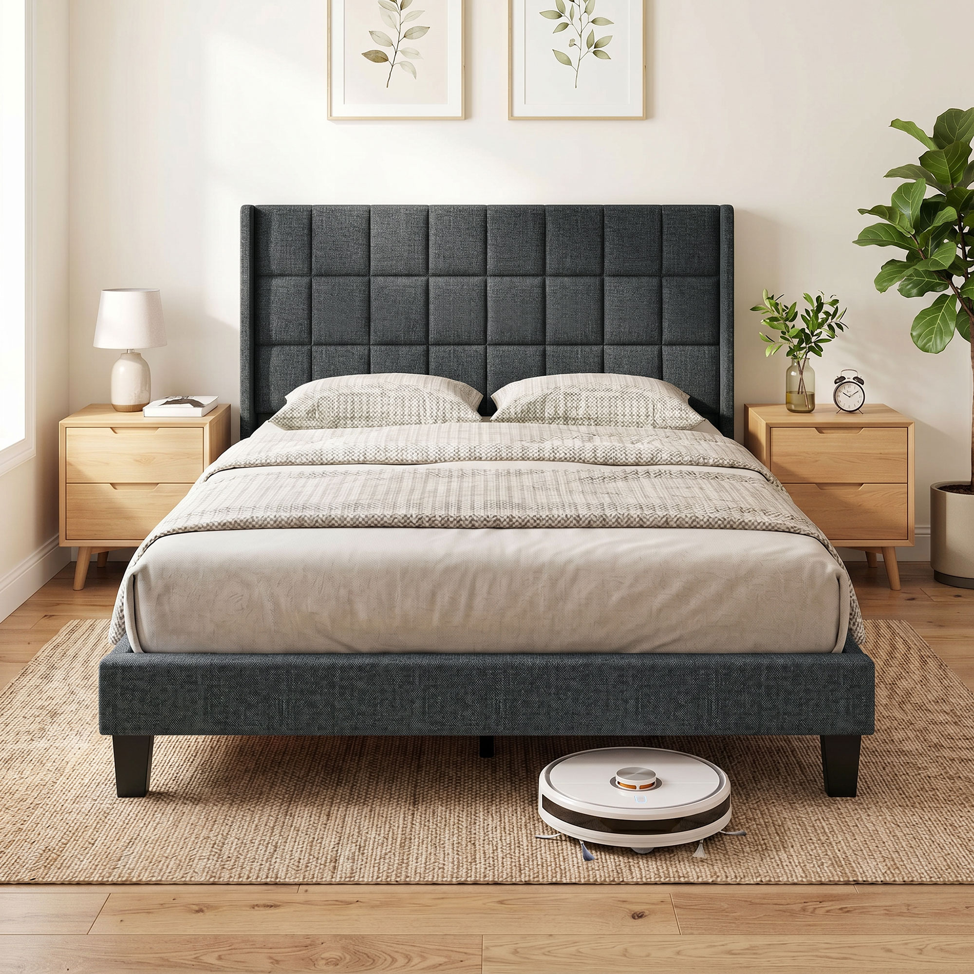 Un dormitorio con cama oscura, mesitas de noche, lámpara y aspiradora robot.