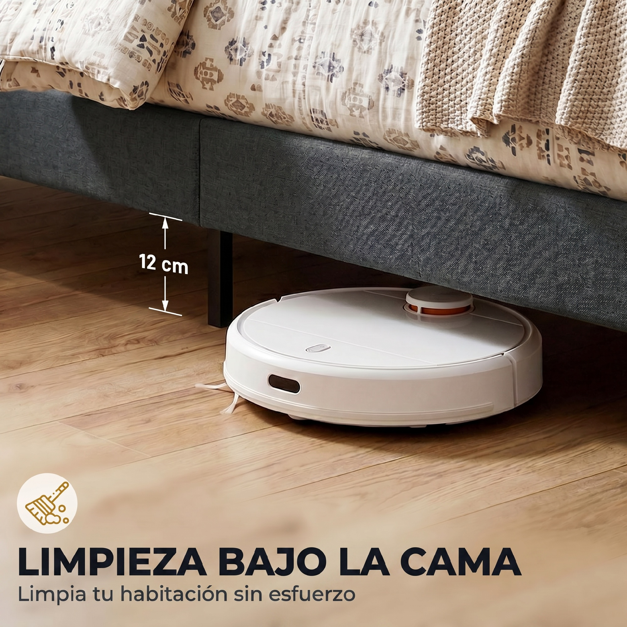 Aspiradora robot blanca limpia debajo de una cama con 12 cm de espacio. Suelo madera.