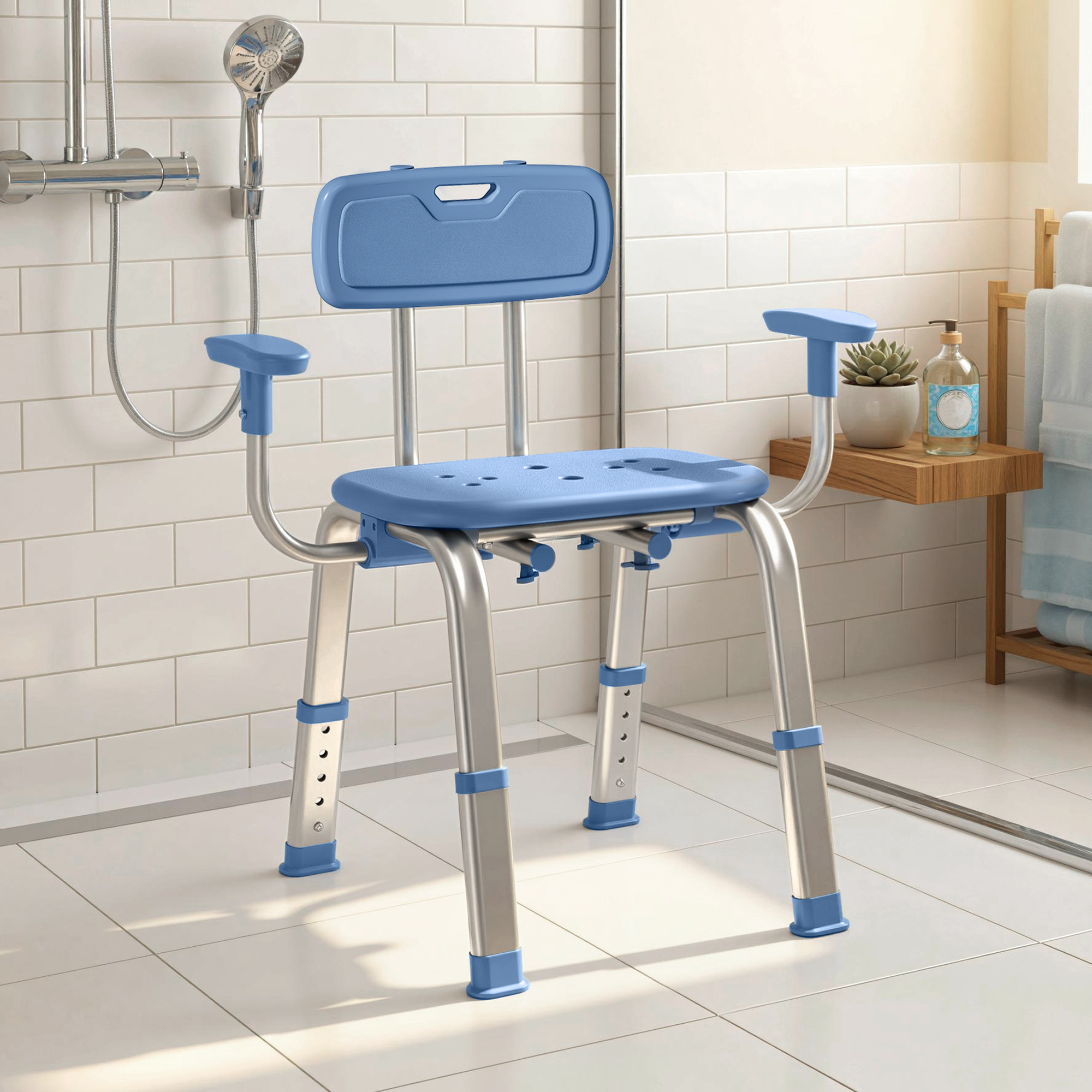 Una silla de ducha azul con reposabrazos y respaldo está sobre un suelo de ducha alicatado.