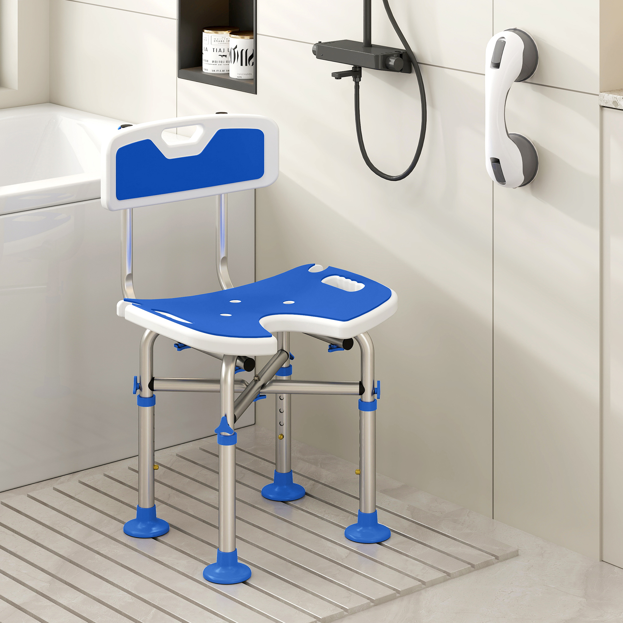 Silla de ducha azul con respaldo sobre suelo antideslizante junto a bañera.