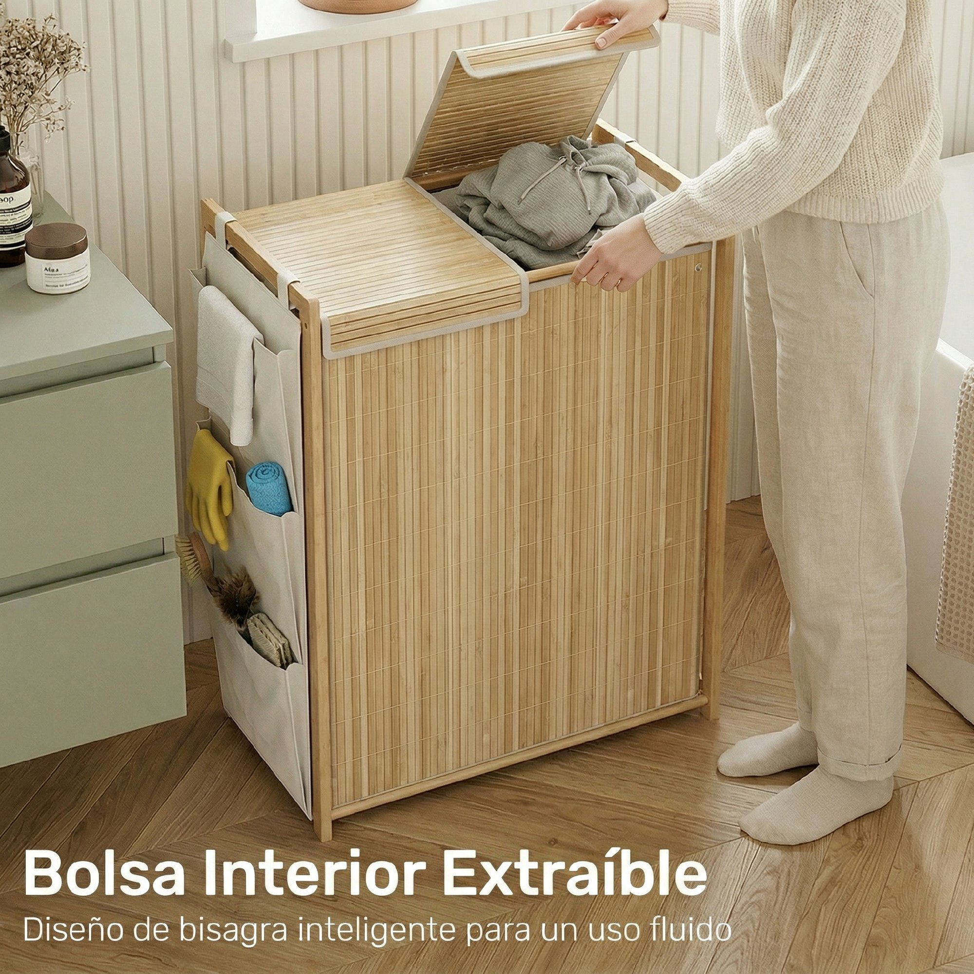 Una persona abre una cesta de lavandería de bambú con bolsa extraíble.