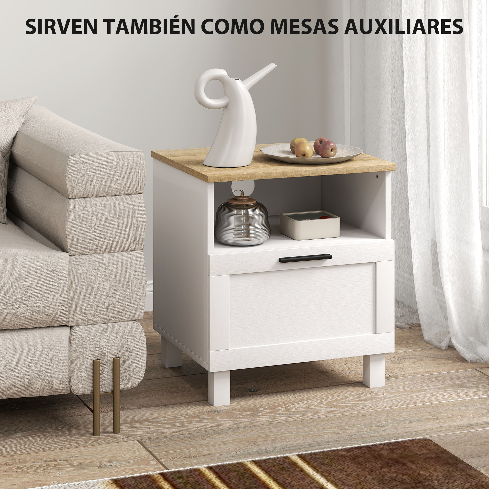 Una mesita auxiliar blanca con tapa de madera junto a un sofá. Encima hay una jarra blanca, fruta y una bandeja.