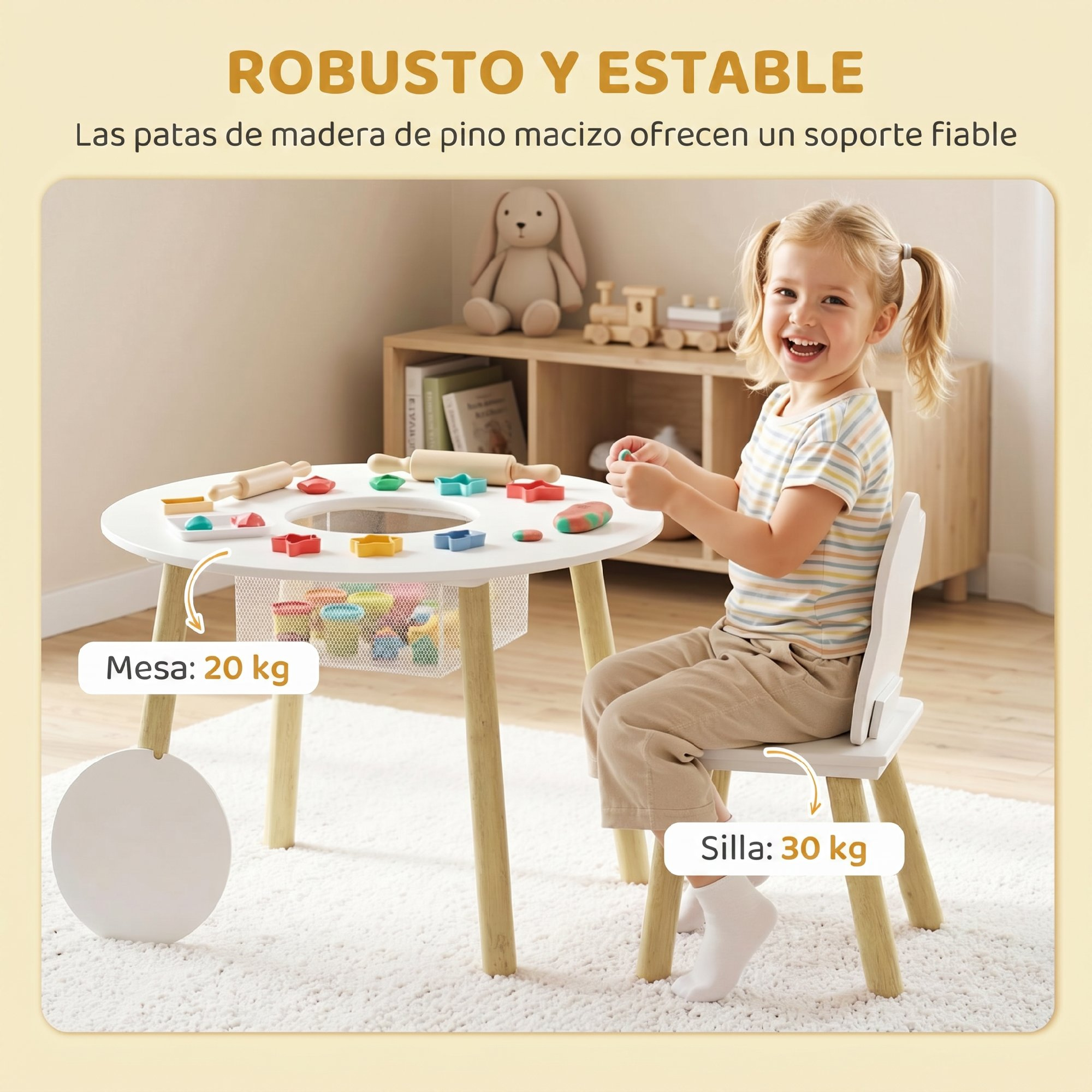Una niña pequeña se sienta en una mesa redonda de madera, jugando con plastilina.