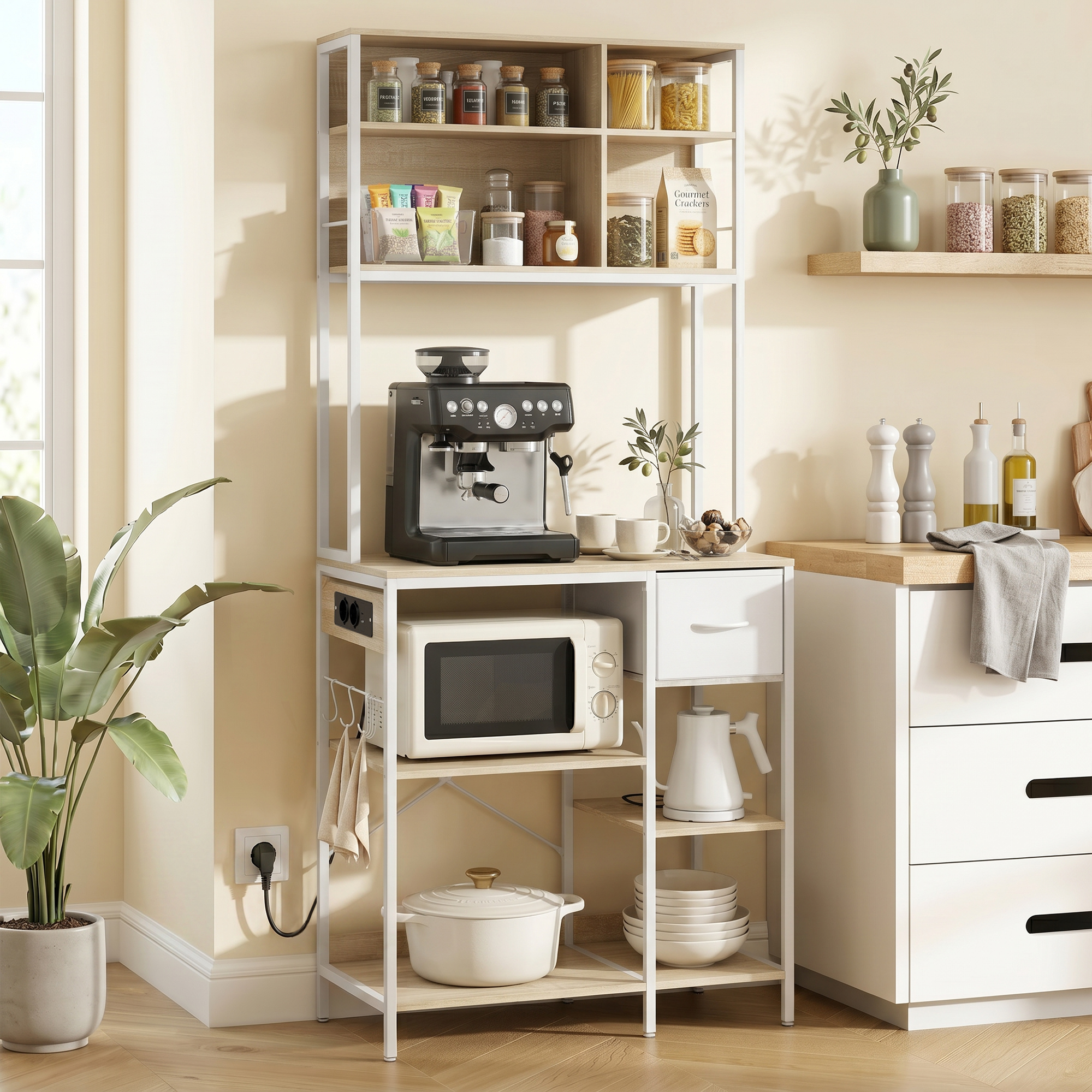 Un estante de cocina con cafetera, microondas, utensilios y despensa.