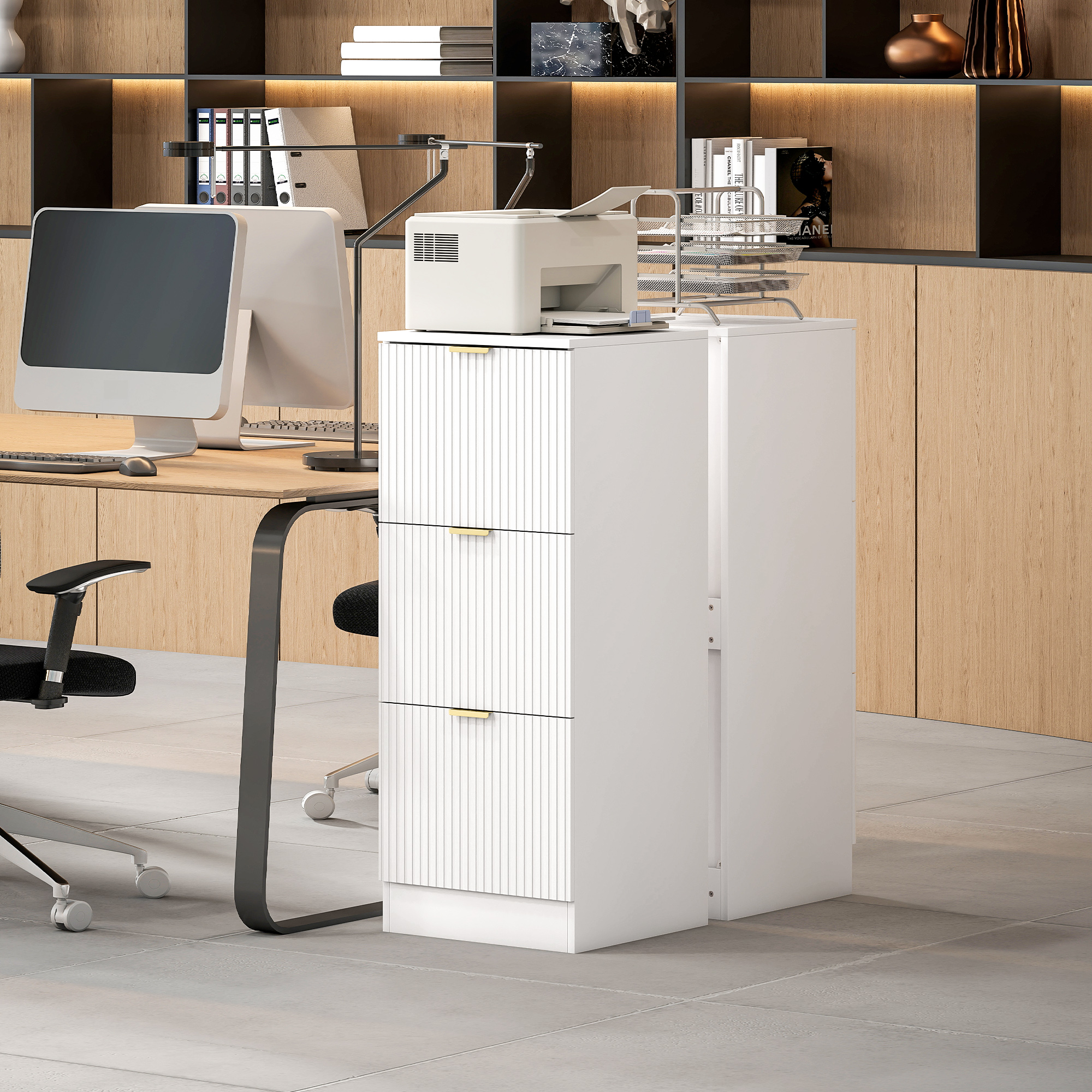 Un archivador blanco de tres cajones está al lado de un escritorio con una computadora.